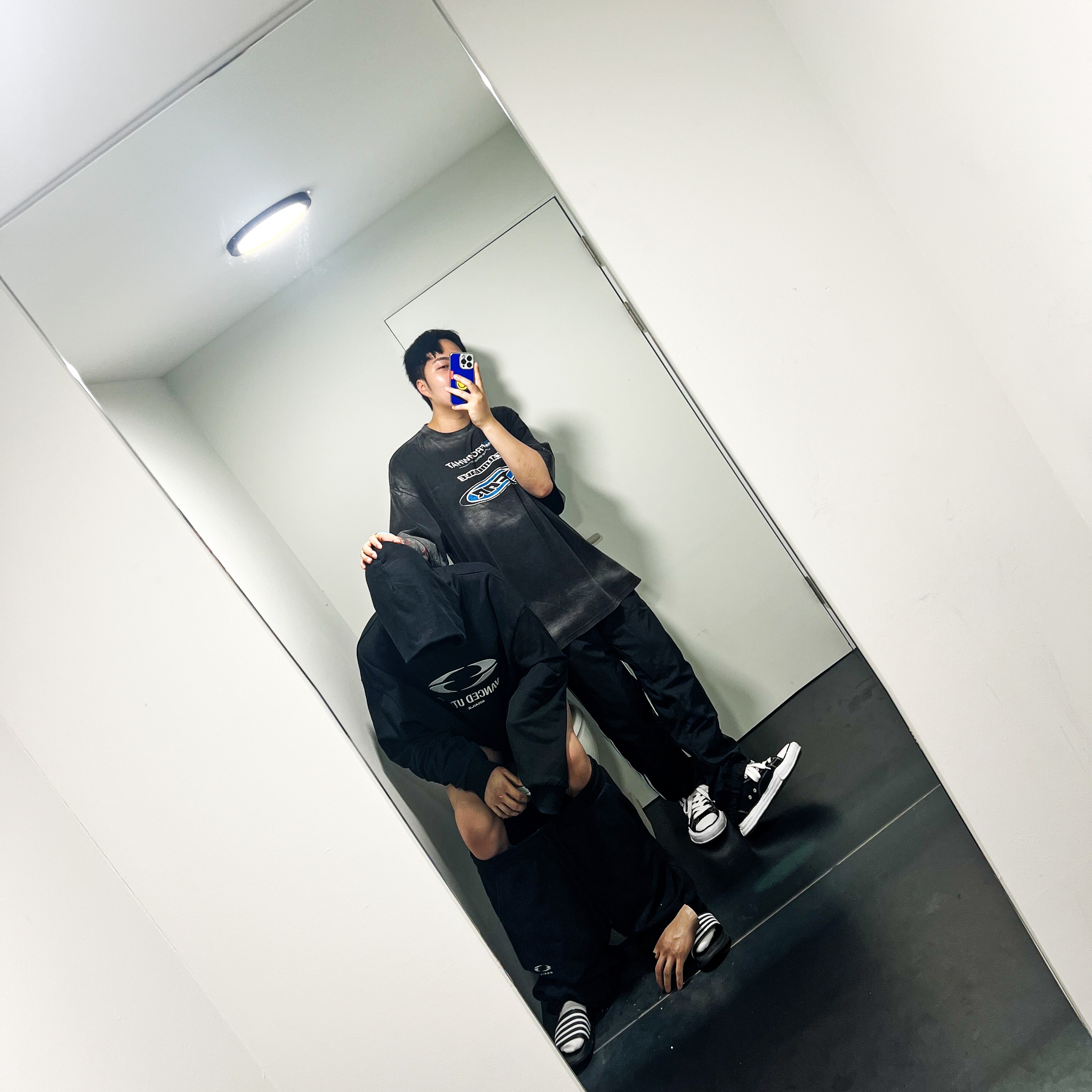 Farfromwhat Far Washed Logo T-Shirt Black, Maison Mihara Yasuhiro Peterson OG Sole Canvas Low Sneakers Black 착용 스타일 - 2