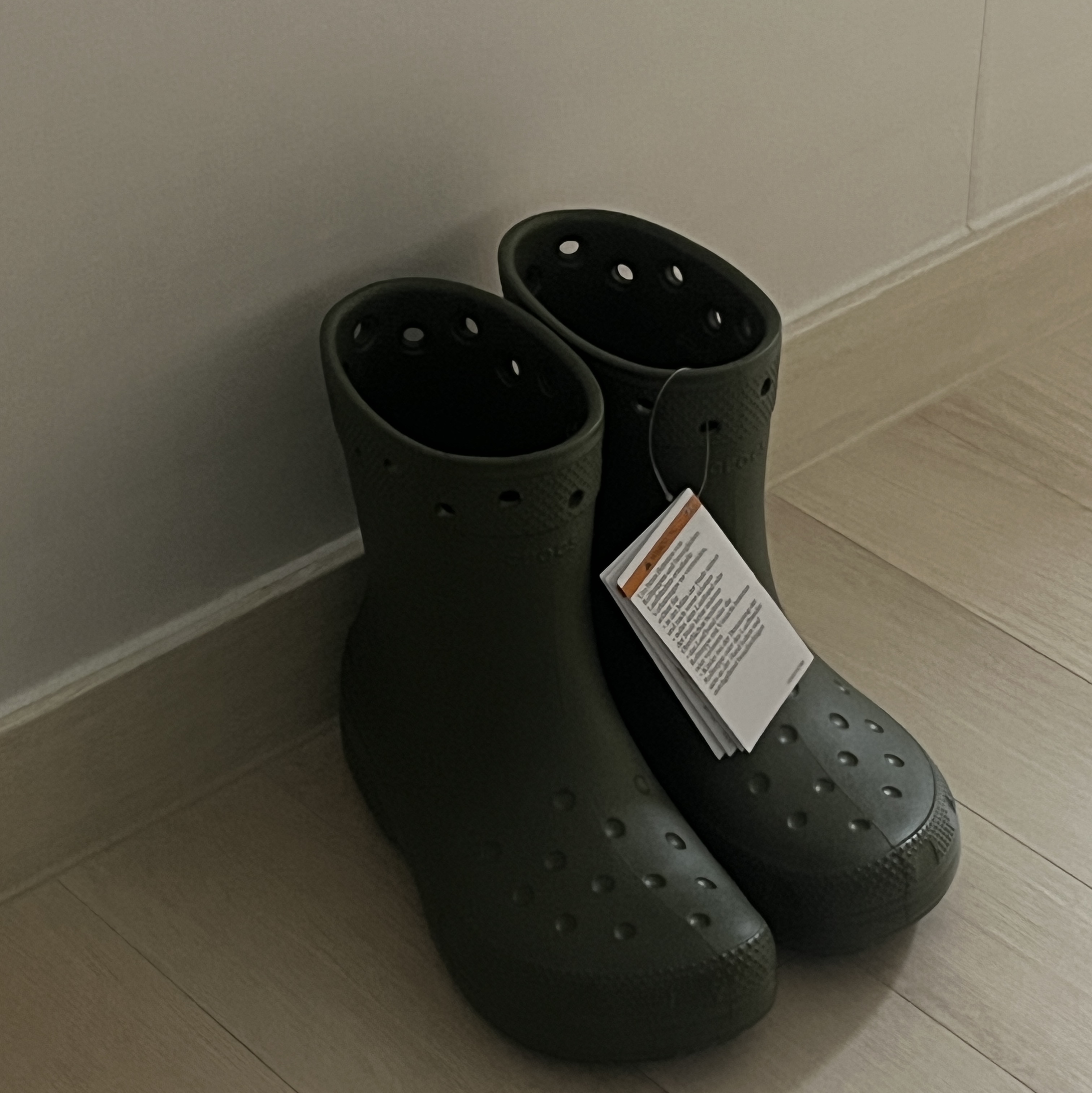 Crocs Classic Rain Boots Army Green 착용 스타일