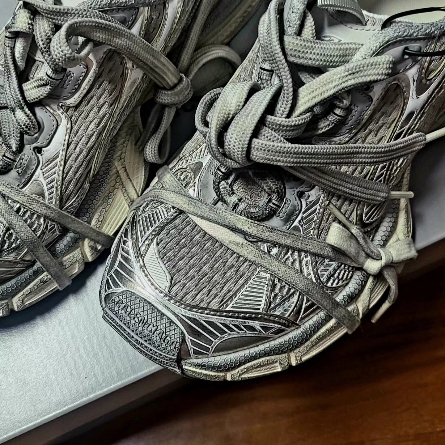 Balenciaga 3XL Sneakers Light Beige 착용 스타일