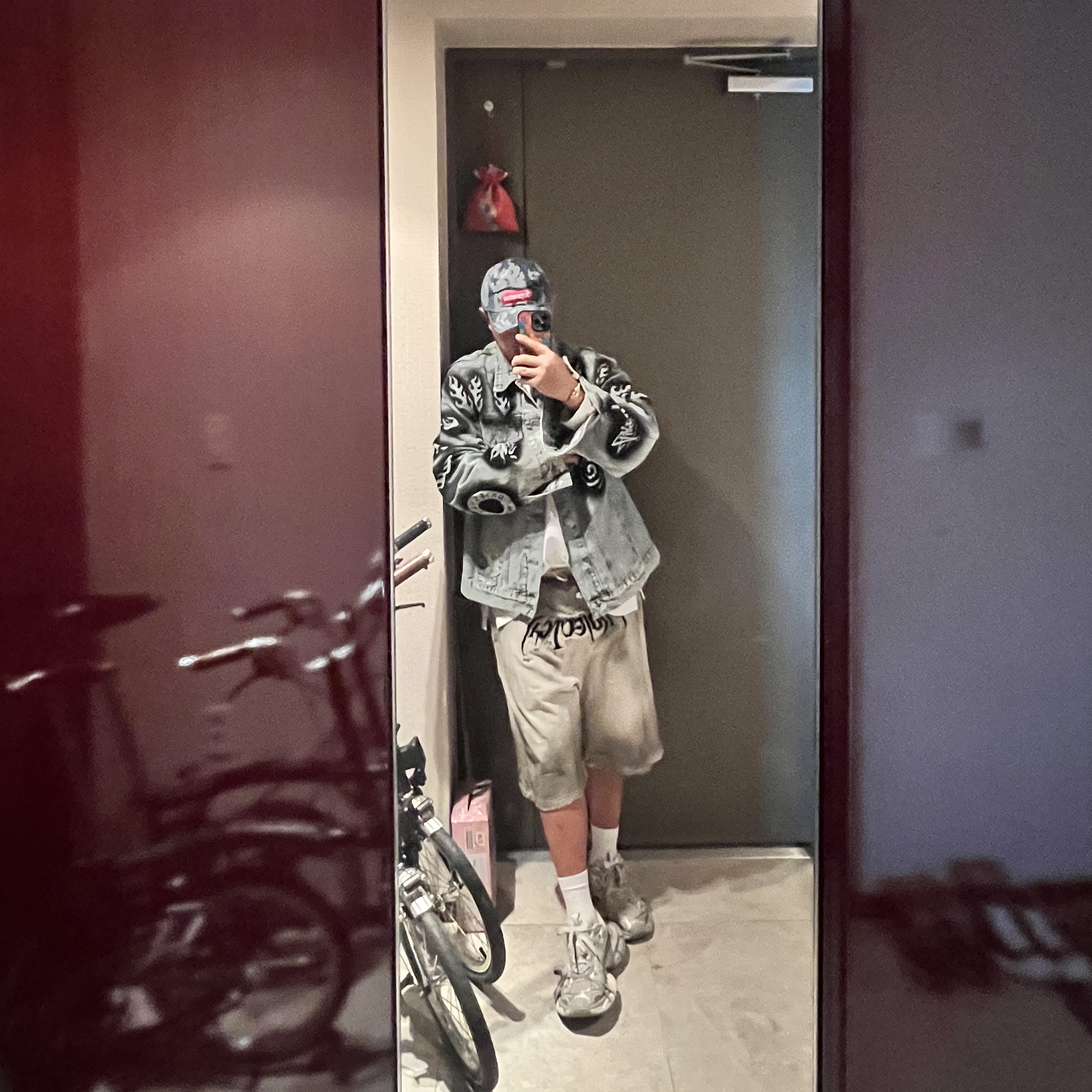 Stussy x Dries Van Noten Hand Stencilled Denim Jacket Washed Blue, Supreme Flames Jacquard Denim Camp Cap Washed Indigo - 23SS 착용 스타일 - 1