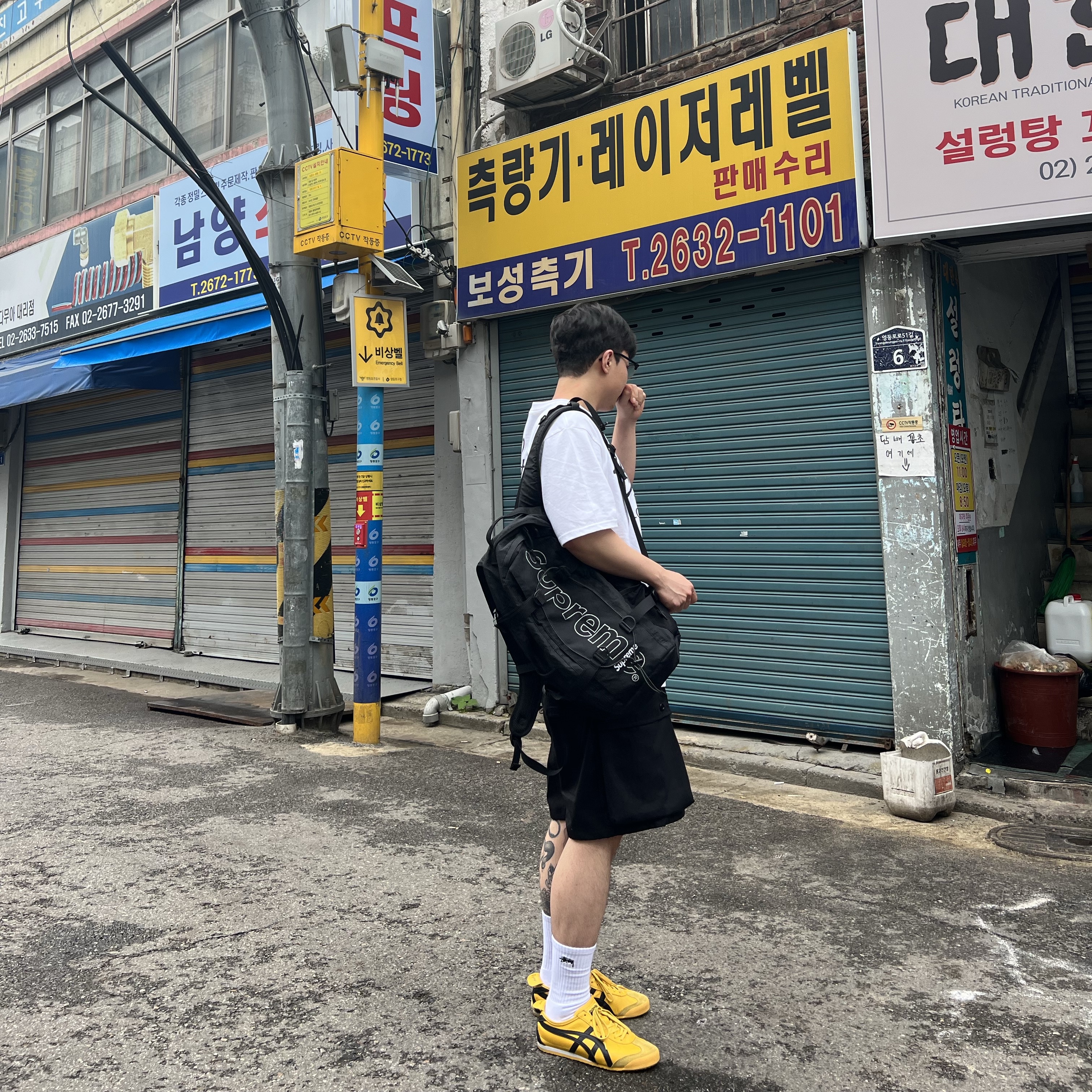 Stussy Small Stock Crew Socks White (3 Pack), Onitsuka Tiger Mexico 66 Yellow Black 착용 스타일