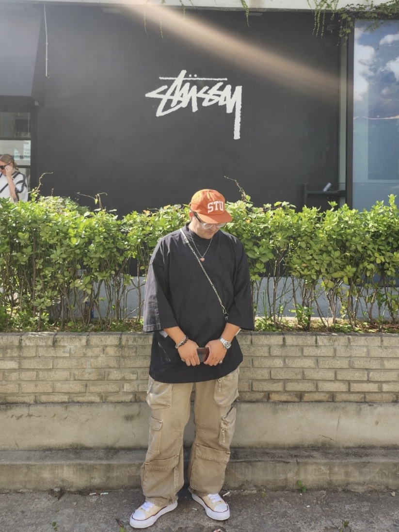 Stussy Stu Arch Strapback Cap Dark Orange, Gentle Monster x Maison Margiela MM011 Clear Black Gradient 착용 스타일 - 1