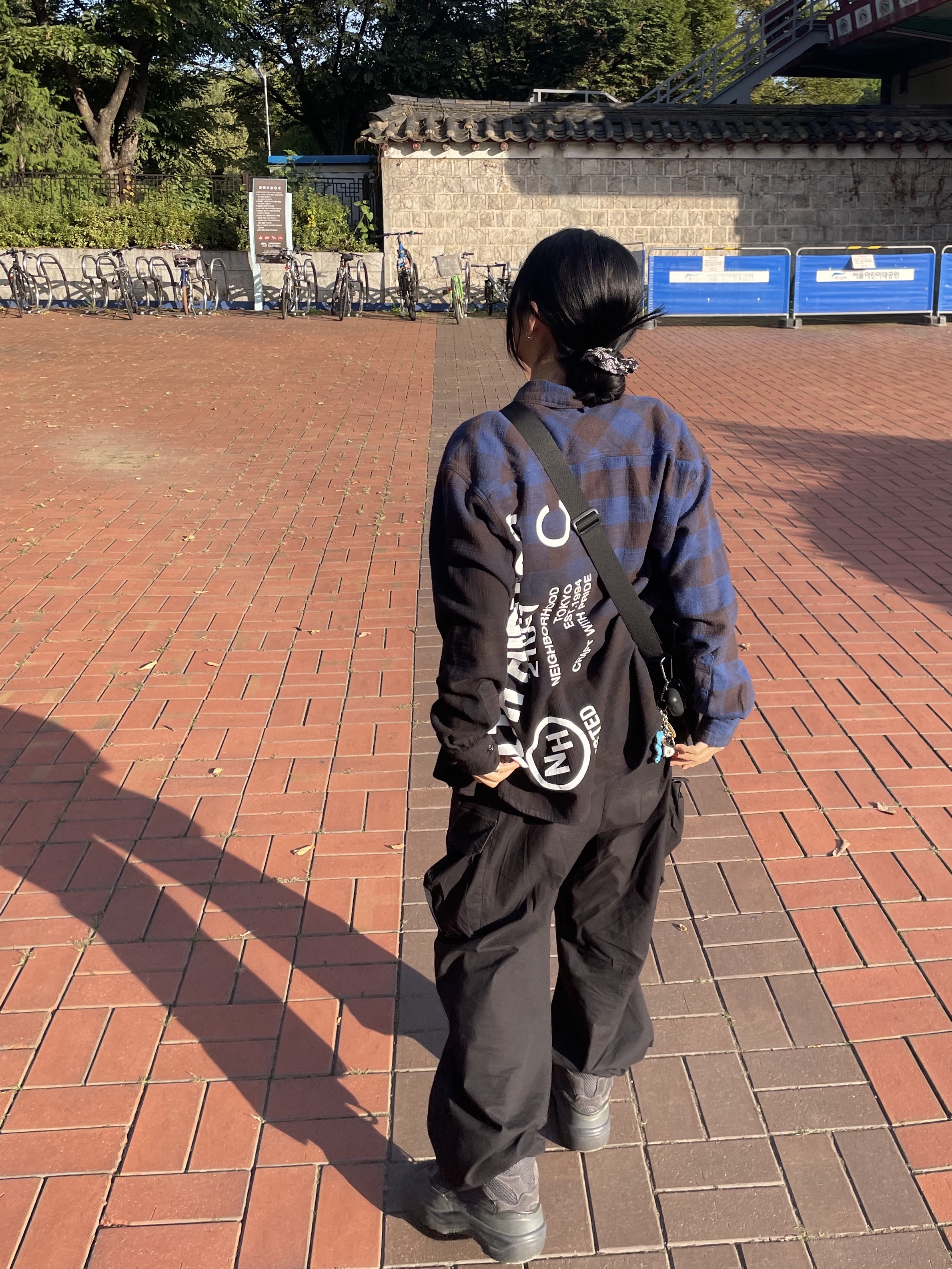 Supreme Small Messenger Bag Black - 22SS, Yeezy Season 6 Desert Boot Graphite 착용 스타일 - 1