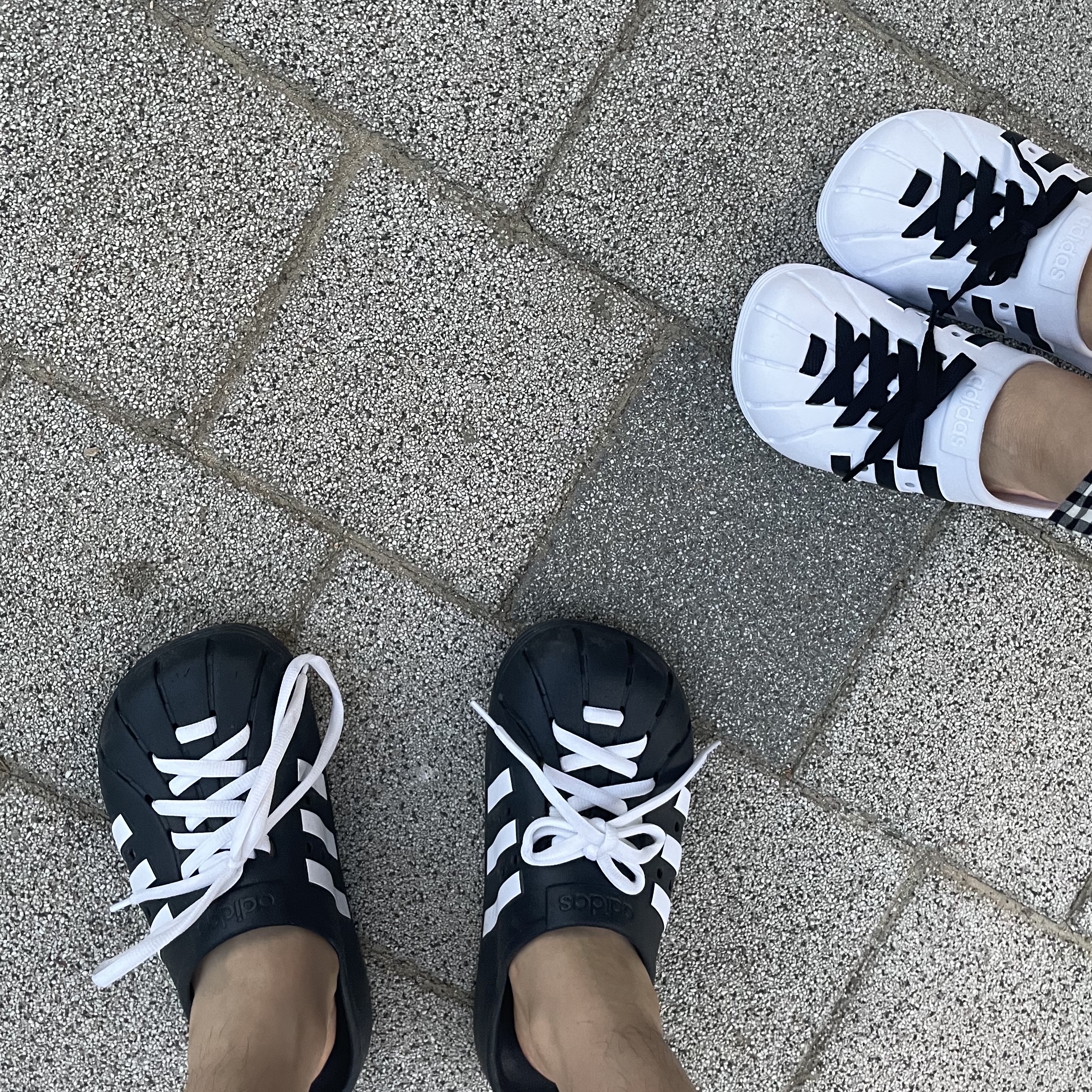 Adidas Adilette Clog Black White 착용 스타일