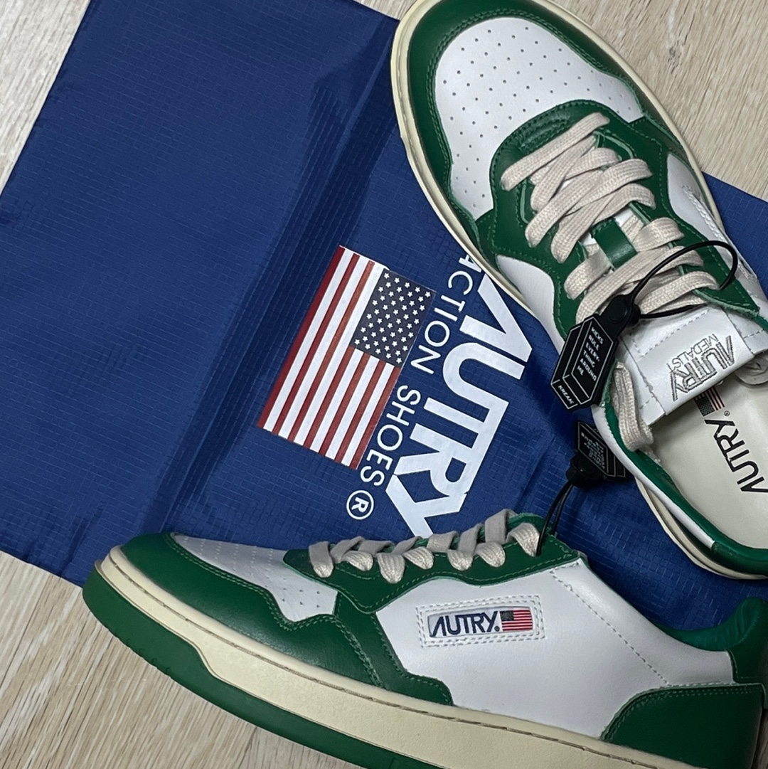 Autry Medalist Low Leather Sneakers Green White 착용 스타일