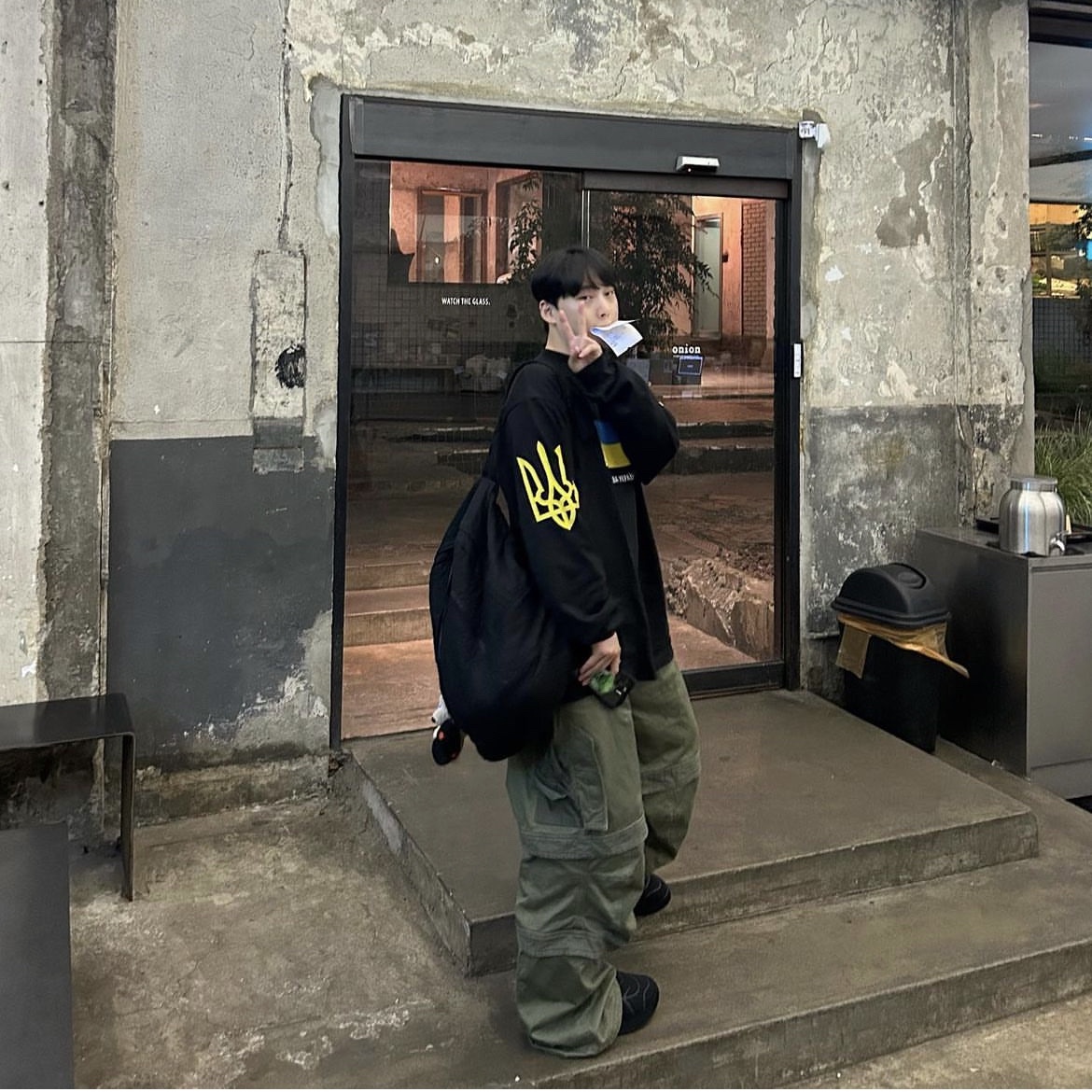 Balenciaga Support Ukraine LS T-Shirt Black, Farfromwhat Far Layered Work Pants Olive 착용 스타일