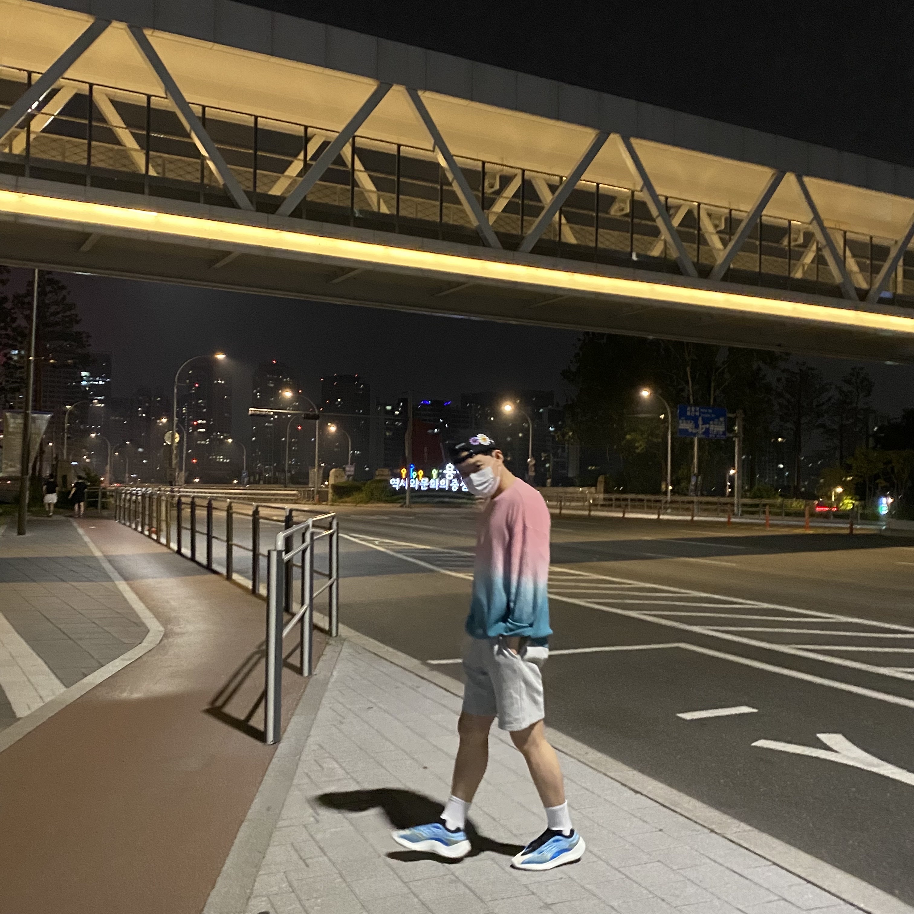 Adidas Yeezy 700 V3 Arzareth 착용 스타일