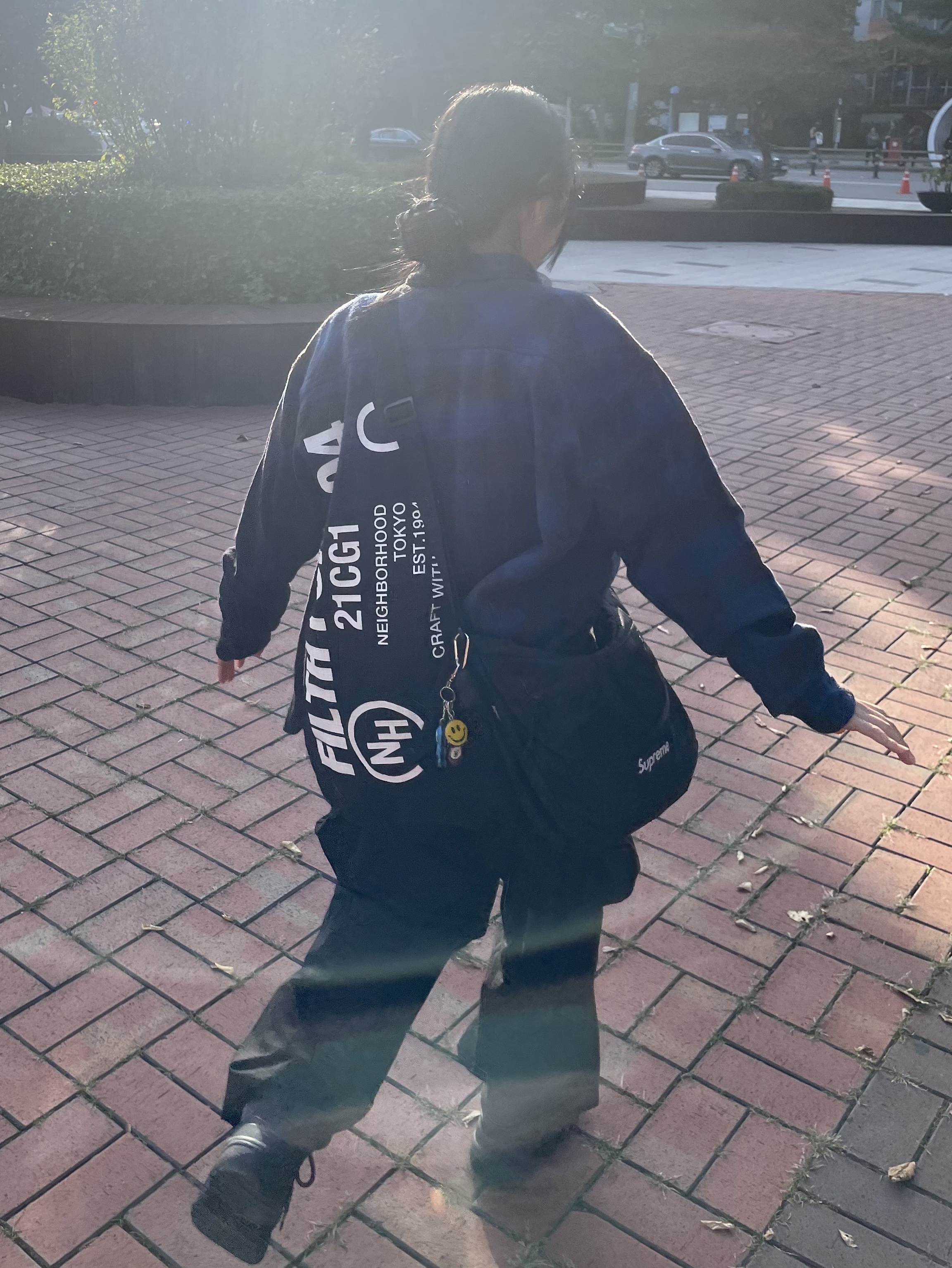 Supreme Small Messenger Bag Black - 22SS, Yeezy Season 6 Desert Boot Graphite 착용 스타일 - 3