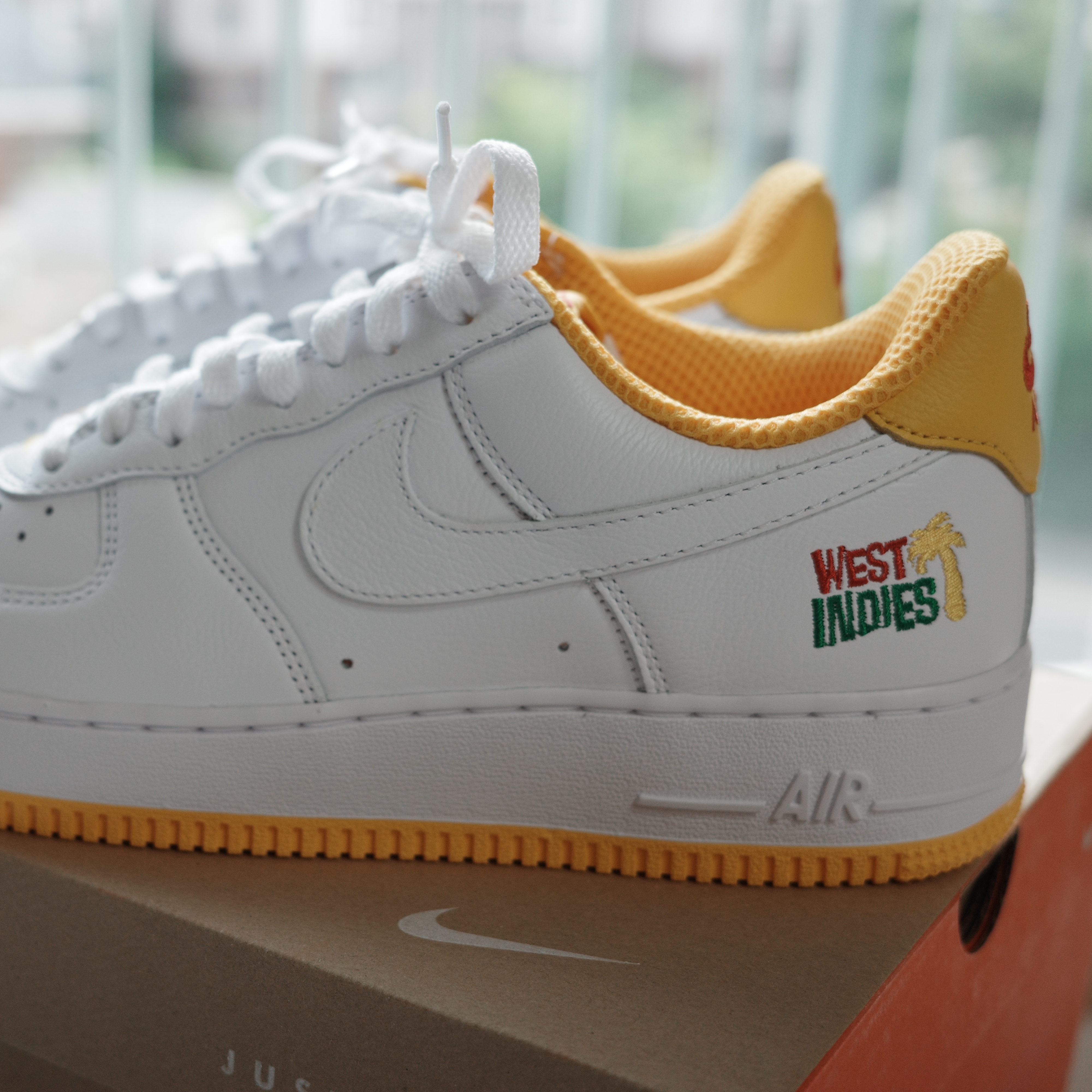 Nike Air Force 1 Low Retro QS West Indies University Gold, Nike Air Force 1 Low Retro QS West Indies Classic Green 착용 스타일 - 2