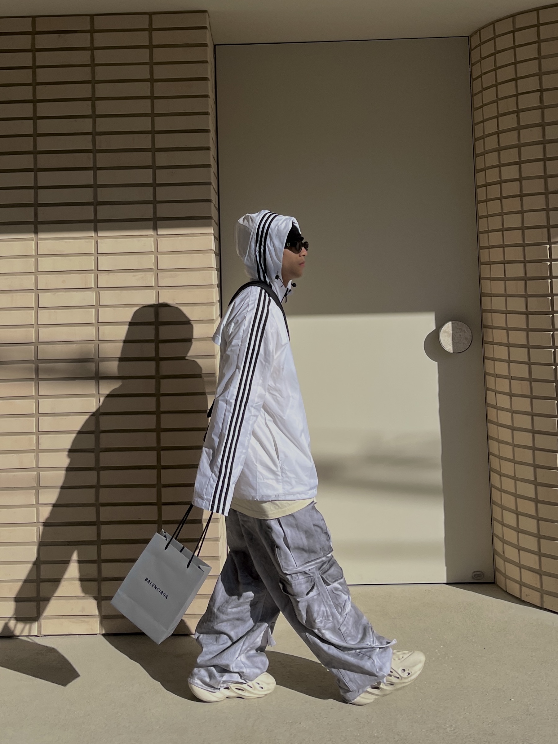 Adidas Yeezy Foam RNNR Sand 착용 스타일 - 2