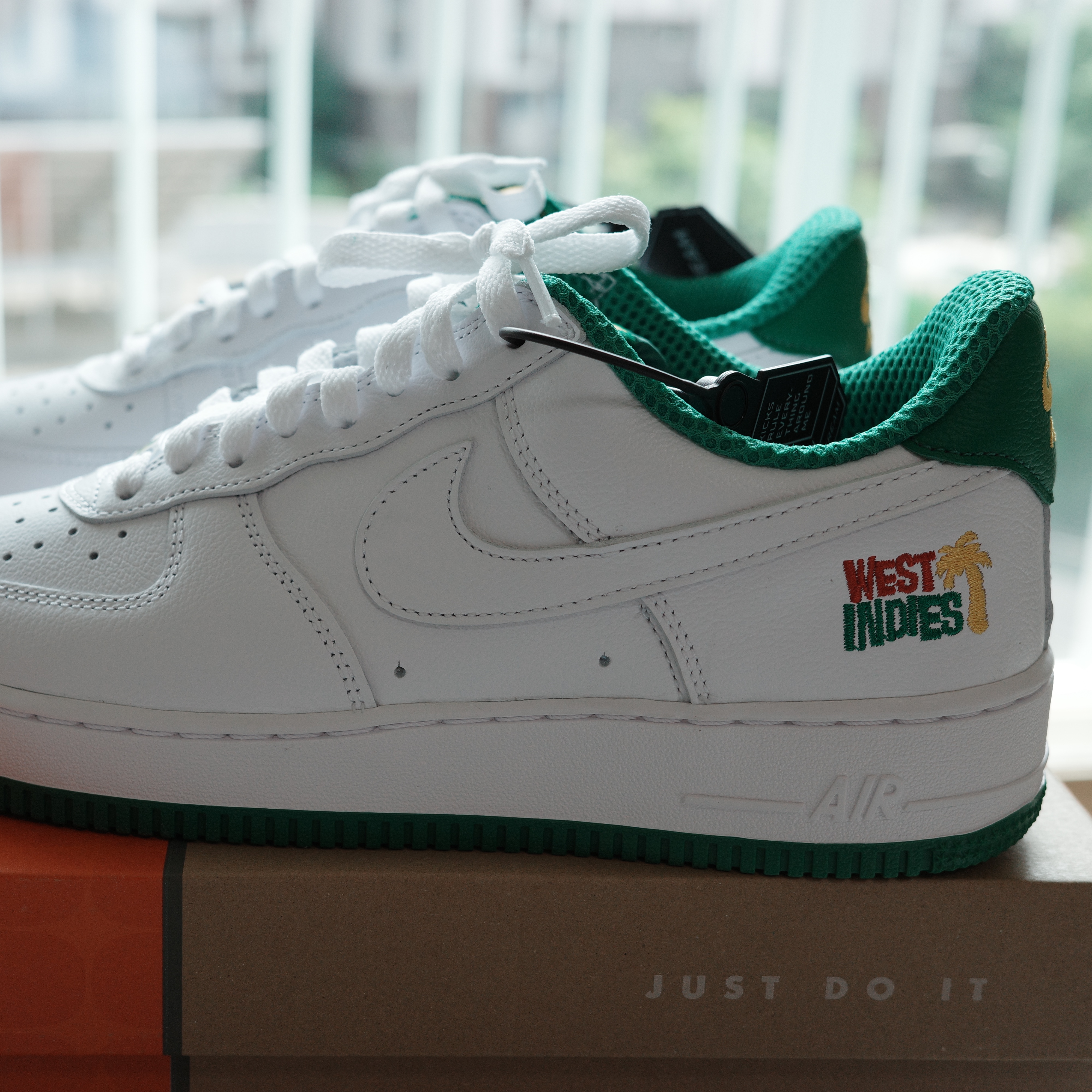 Nike Air Force 1 Low Retro QS West Indies University Gold, Nike Air Force 1 Low Retro QS West Indies Classic Green 착용 스타일 - 5