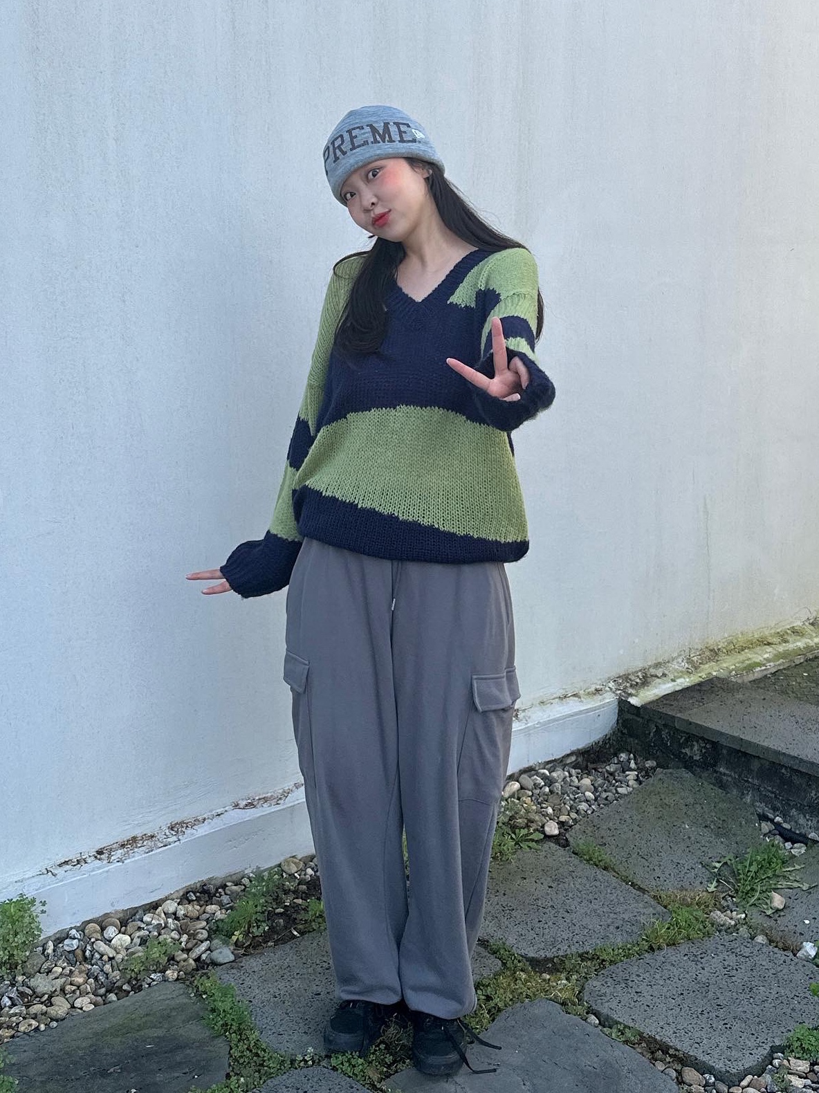 Supreme New Era Varsity Beanie Heather Grey - 23FW, Vans Skate Old Skool Black 착용 스타일 - 1