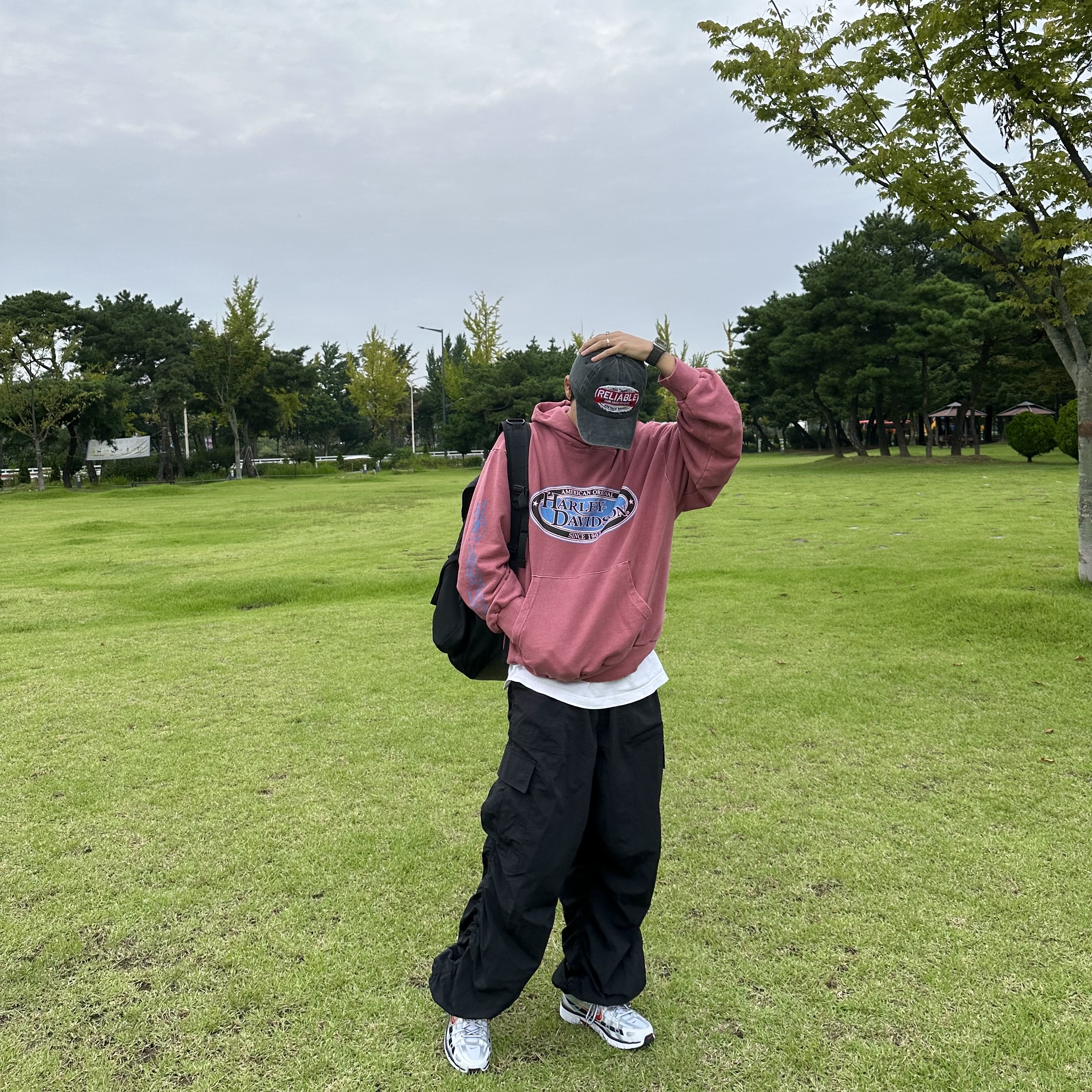 (W) Nike P-6000 Metallic Silver Red 착용 스타일 - 2