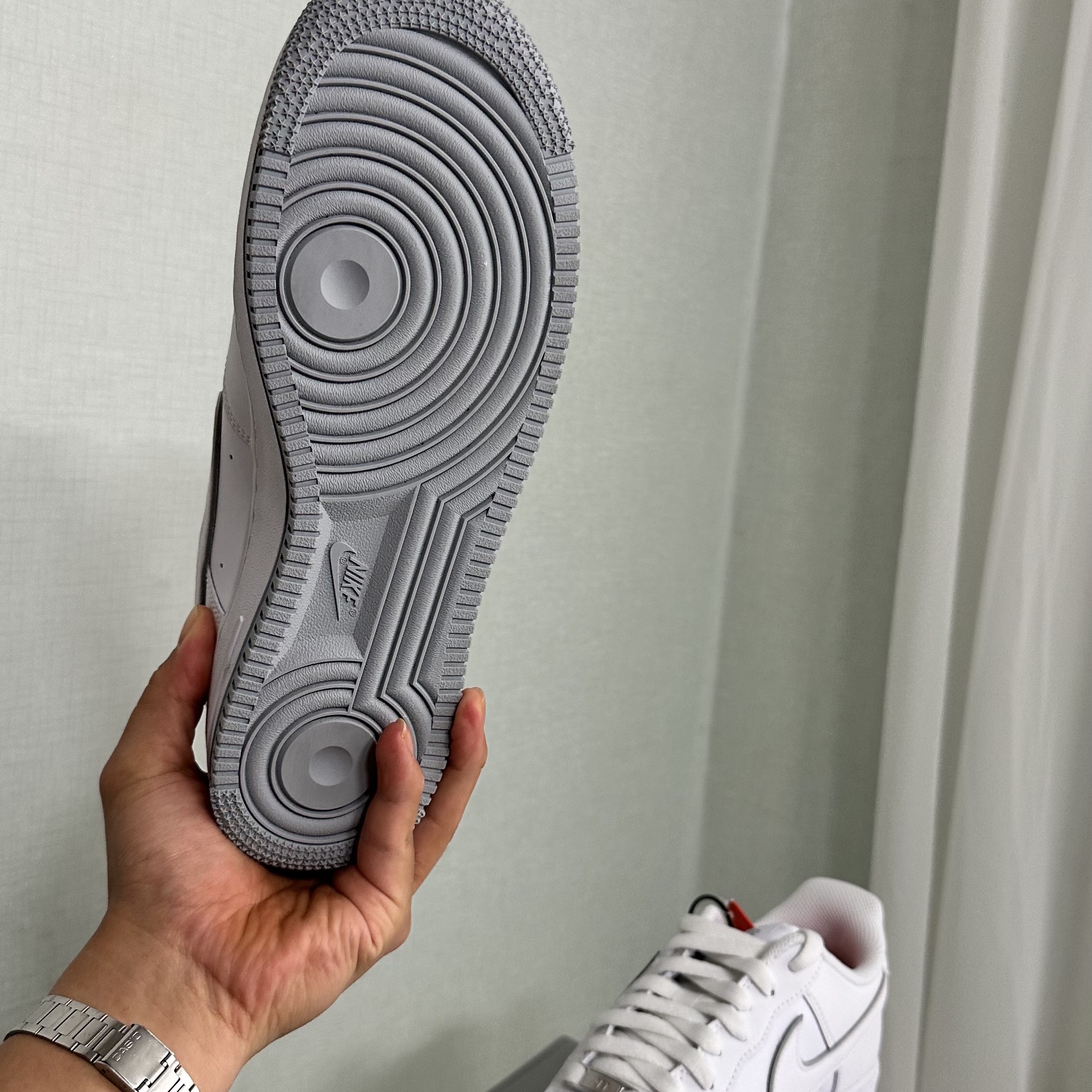 Nike Air Force 1 '07 White Wolf Grey 착용 스타일 - 2