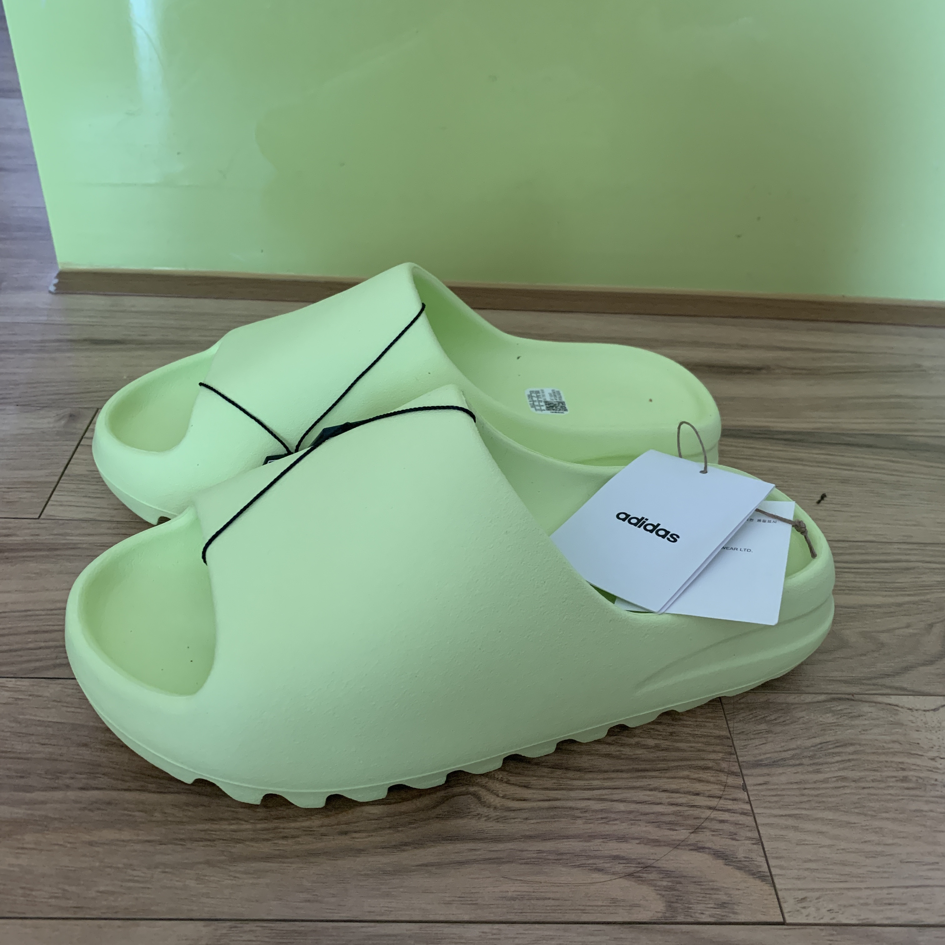 Adidas Yeezy Slide Glow Green 2022/2023 착용 스타일