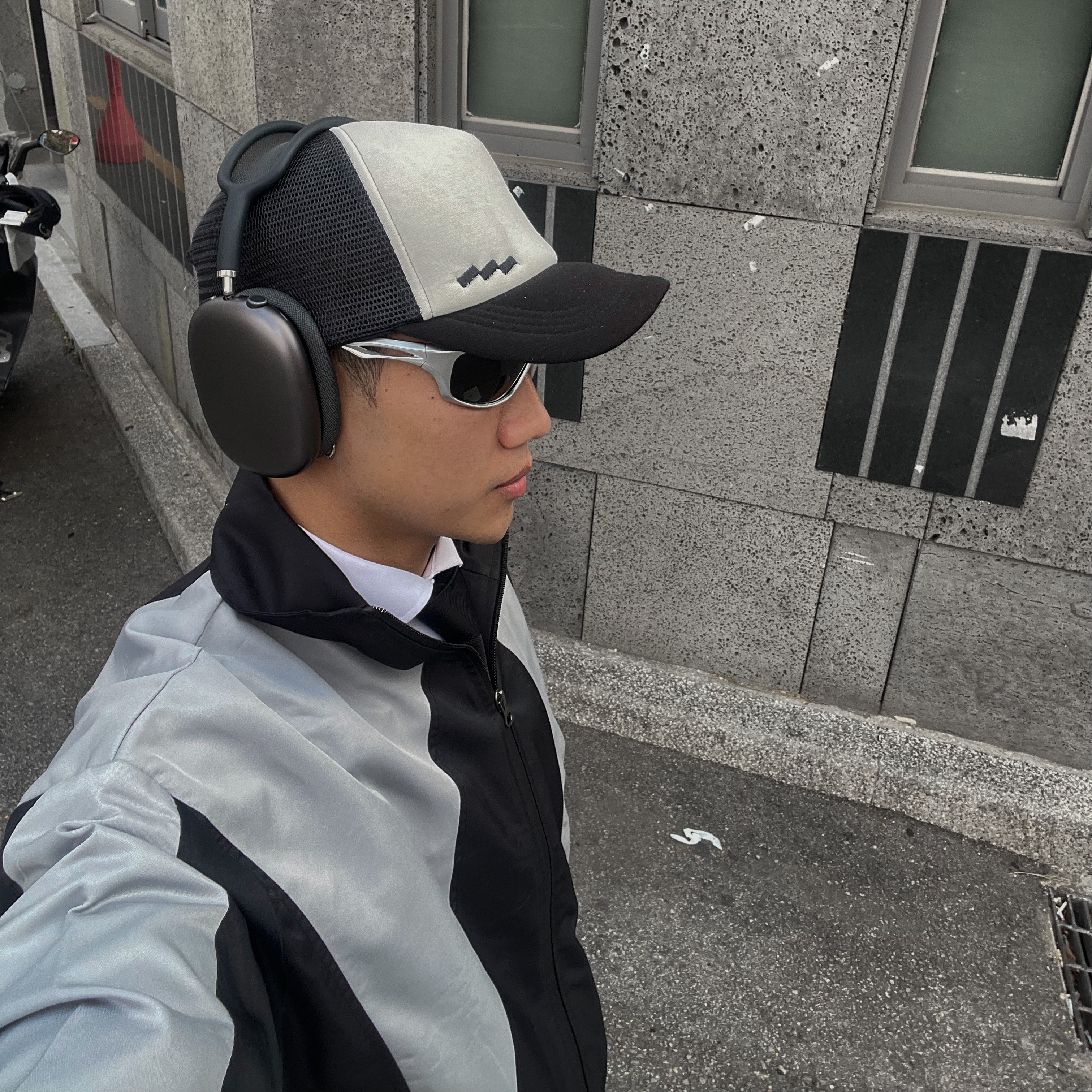Adidas Superstar Core Black White, Apple AirPods Max Lightning Space Gray (Korean Ver.) 착용 스타일 - 3