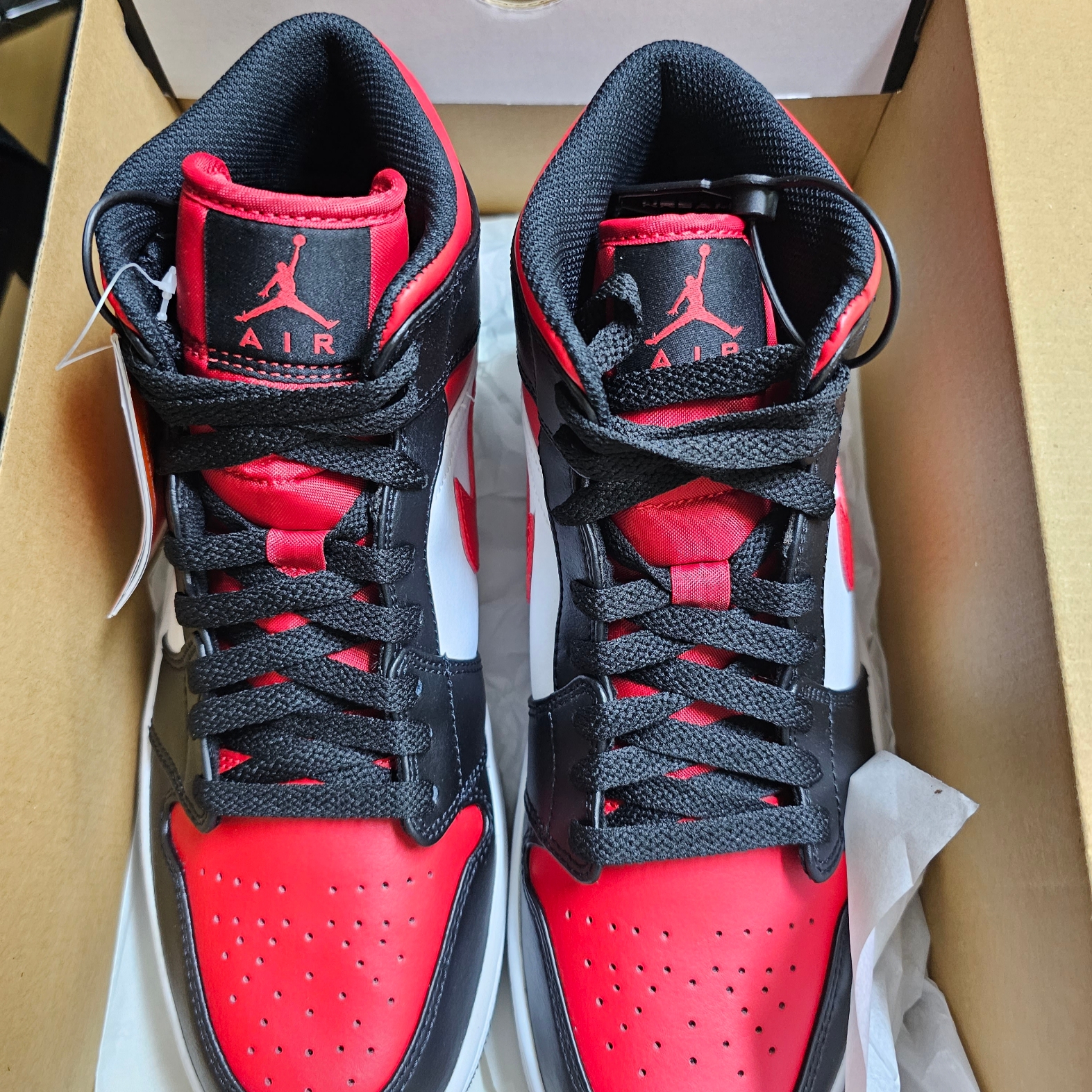 Jordan 1 Mid Black Fire Red 착용 스타일