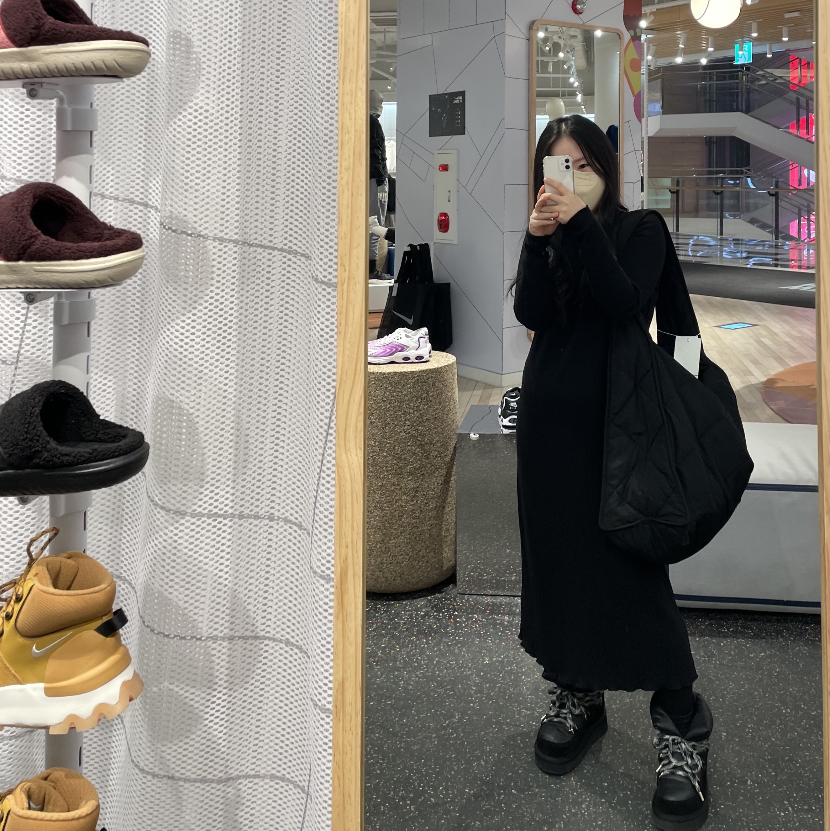 COS Diamond Quilted Oversized Shoulder Bag Black 착용 스타일