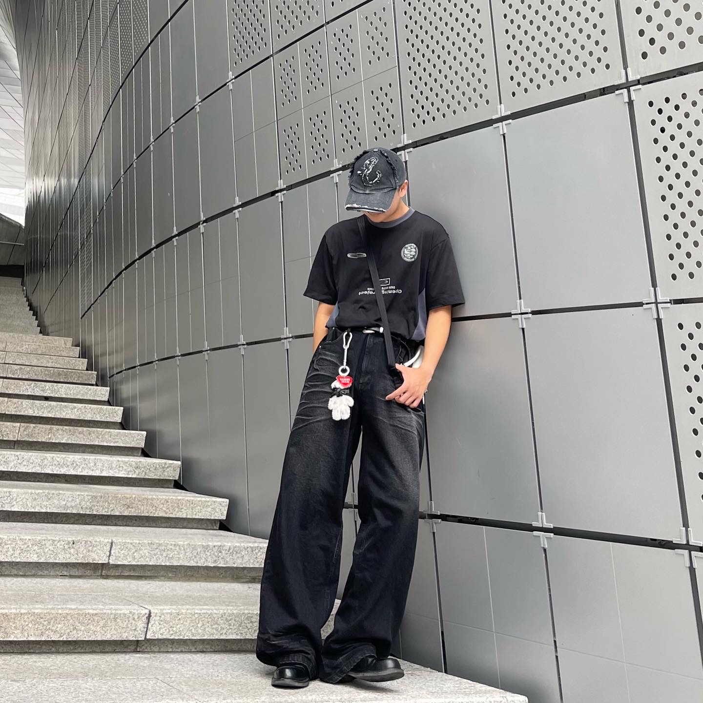 Human Made Heart Keyring Red, [KREAM 단독] OMO Loosing Denim Pants Washed Black 착용 스타일 - 1