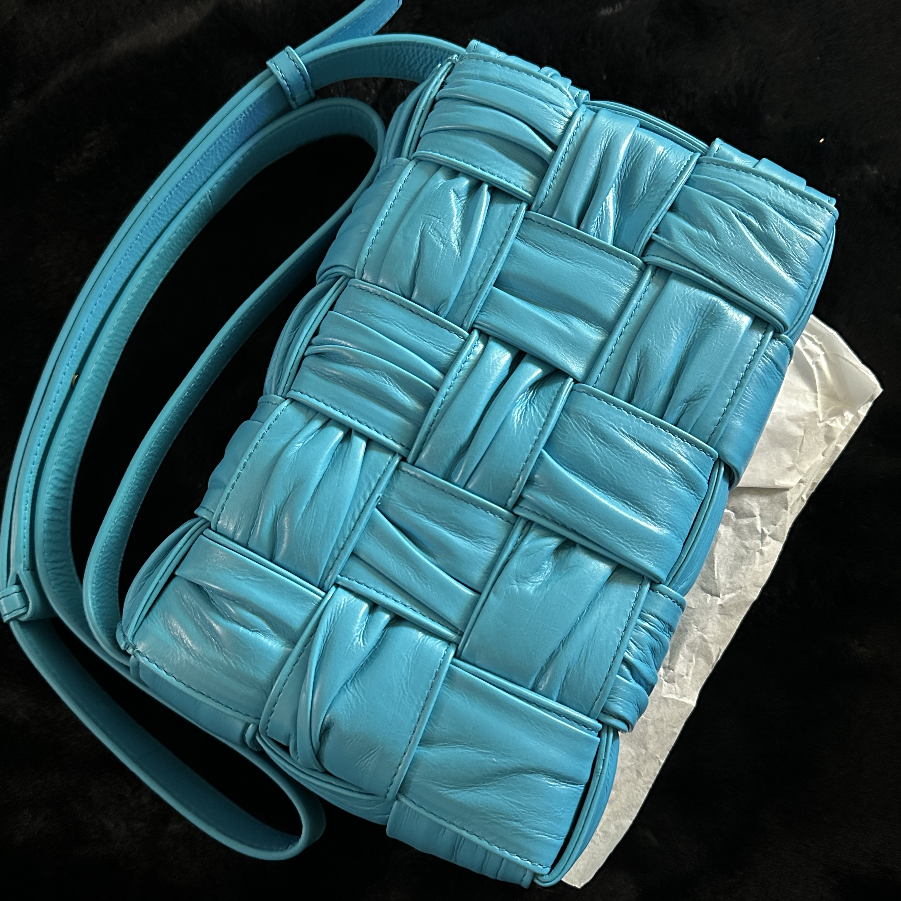 Bottega Veneta Foulard Intreccio Leather Cassette Pool 착용 스타일 - 1