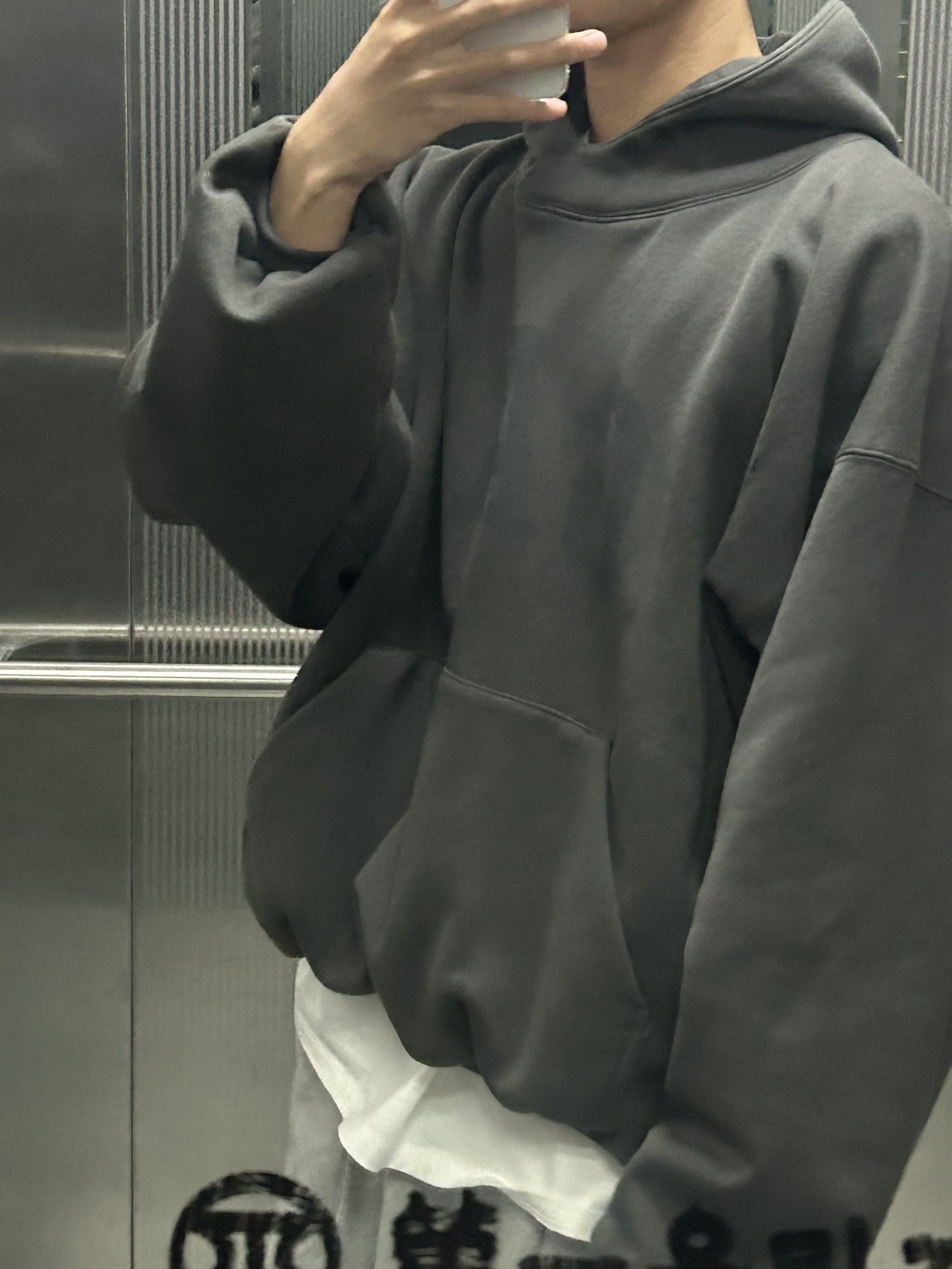 Yeezy Gap Engineered By Balenciaga Dove Hoodie Black 착용 스타일