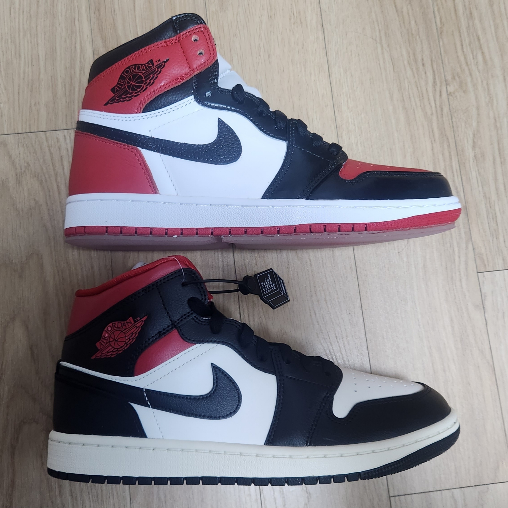 (W) Jordan 1 Mid Black Gym Red 착용 스타일 - 1