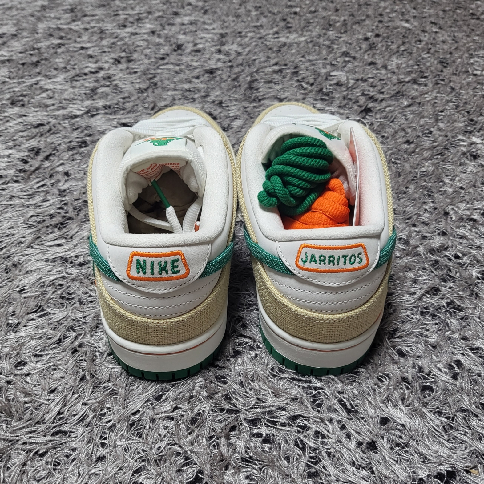 Nike x Jarritos SB Dunk Low Phantom and Malachite 착용 스타일