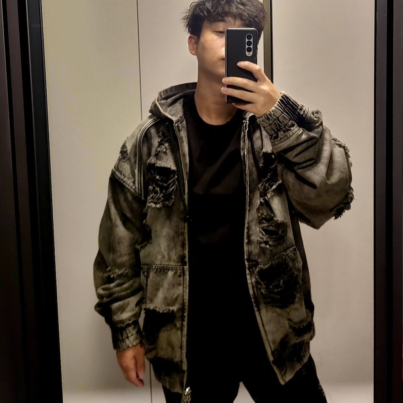 Juun.J Distressed Denim Zip-Up Hoodie Black 착용 스타일 - 1