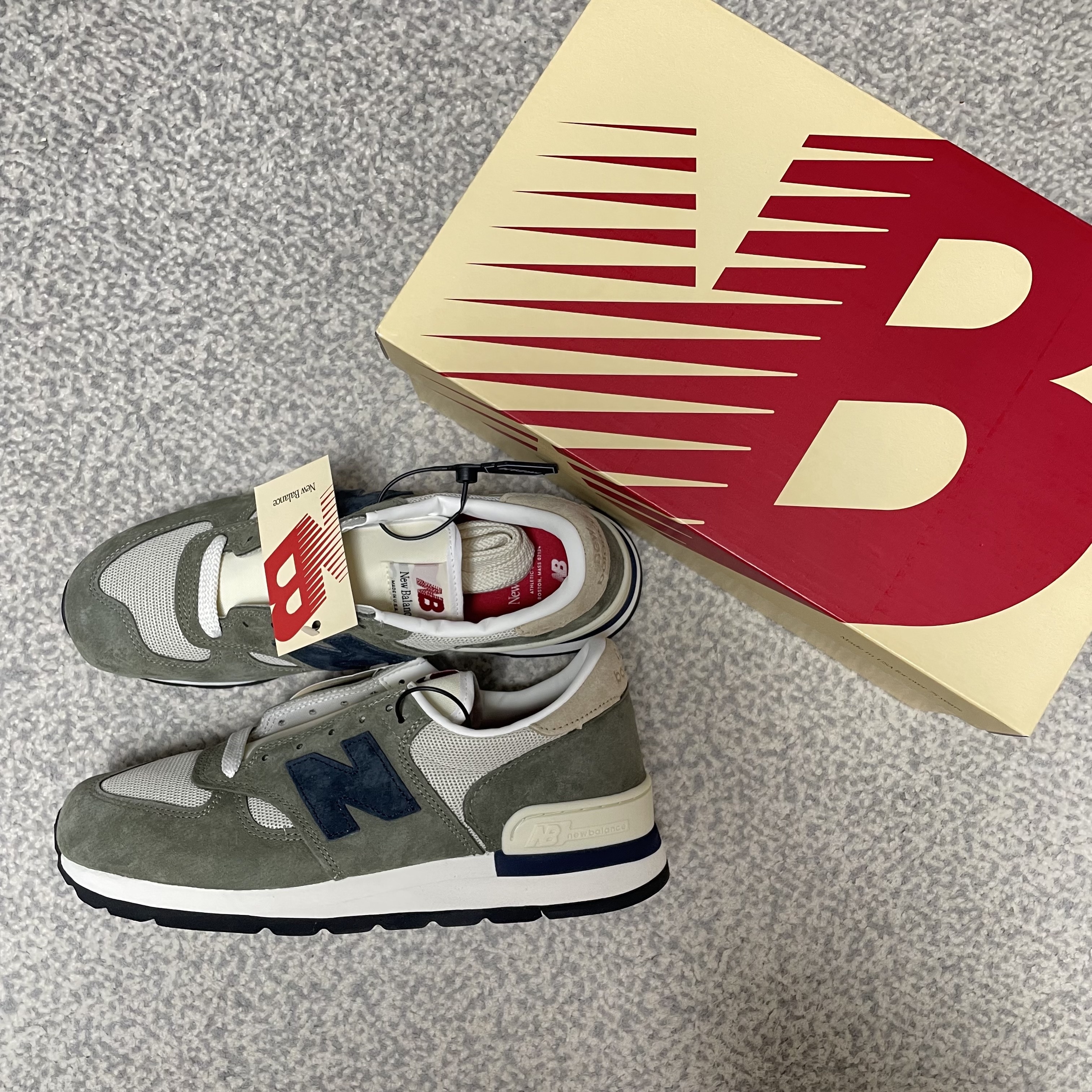 New Balance 990v1 Made in USA Olive 착용 스타일