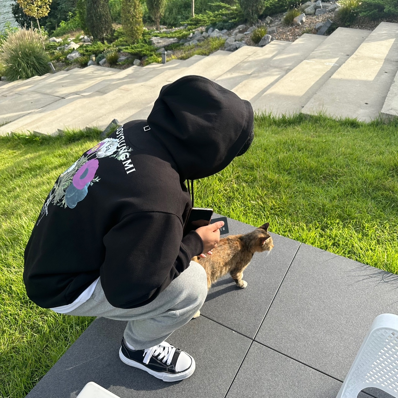 Wooyoungmi Flower Back Logo Hoodie Black - 23FW, Maison Mihara Yasuhiro Peterson OG Sole Canvas Low Sneakers Black 착용 스타일 - 1
