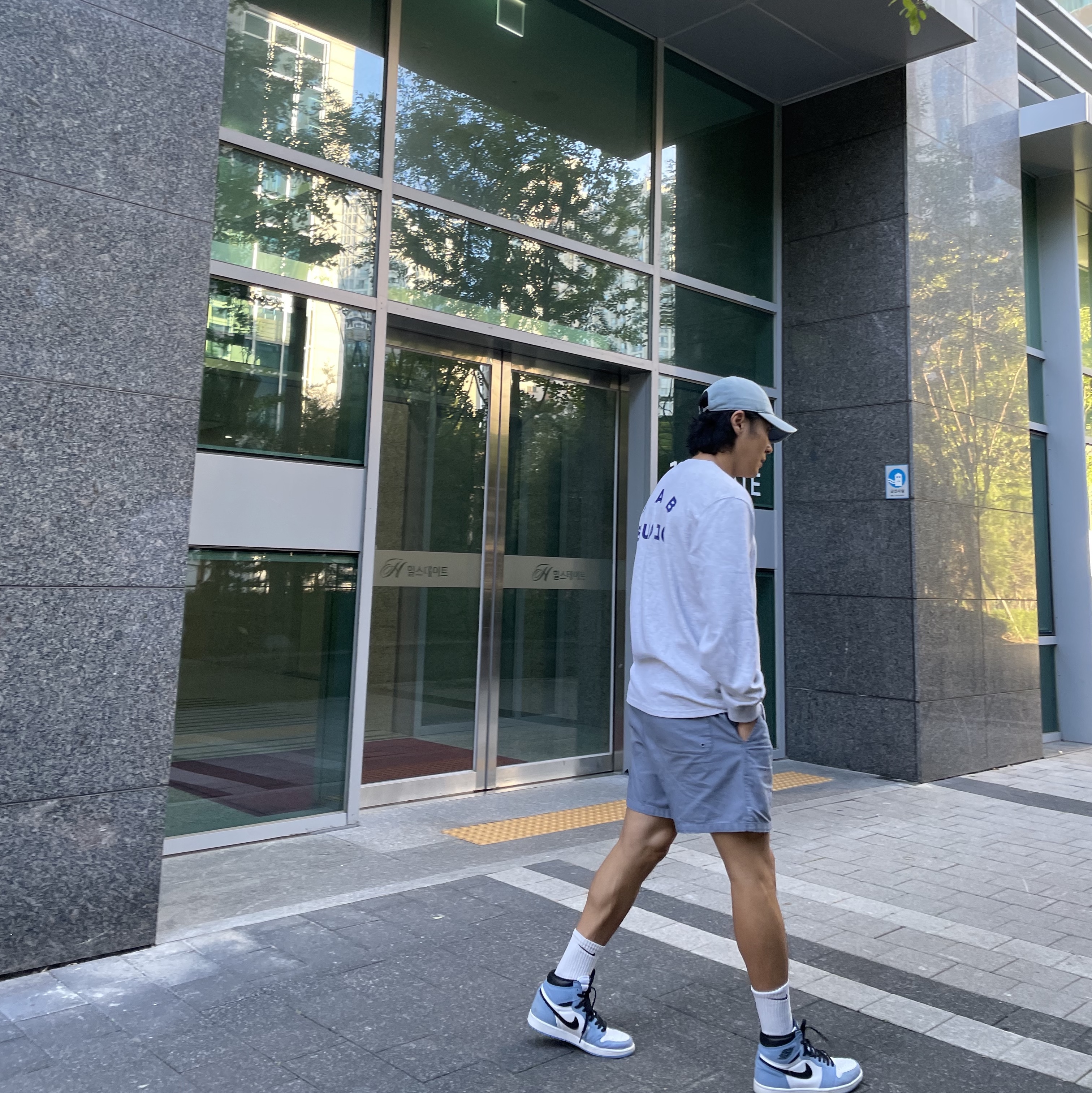Jordan 1 Retro High OG University Blue, Supreme x Nike ACG Denim 6-Panel Washed Blue - 22FW 착용 스타일 - 3