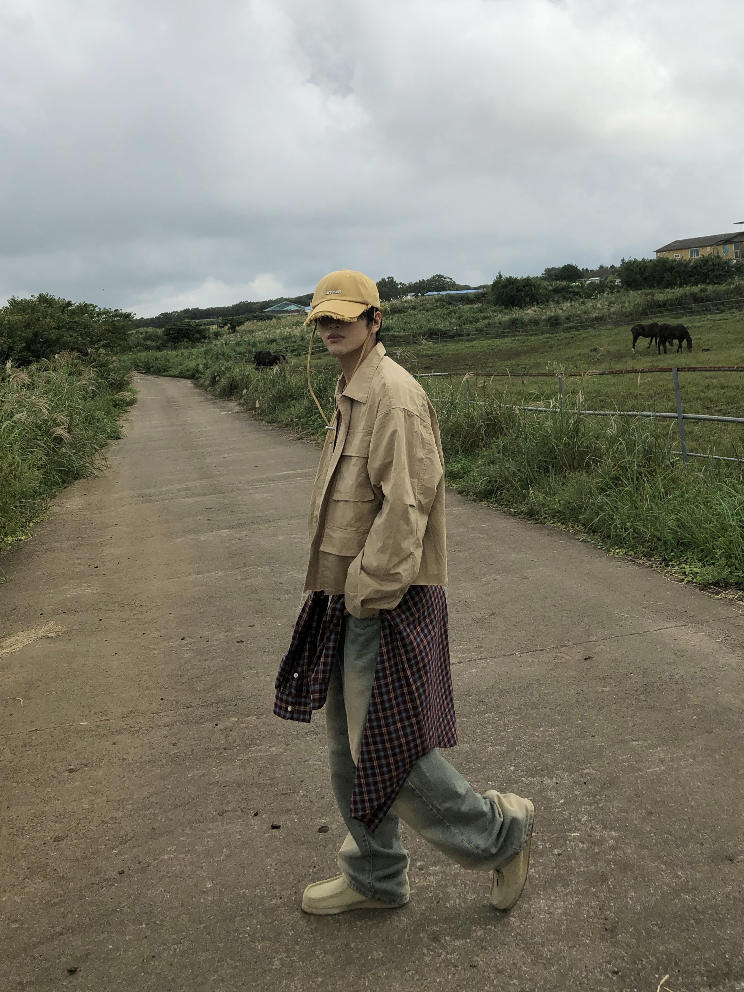 Clarks Wallabee Maple Suede, Jacquemus La Casquette Artichaut Fringe Baseball Cap Beige 착용 스타일 - 1