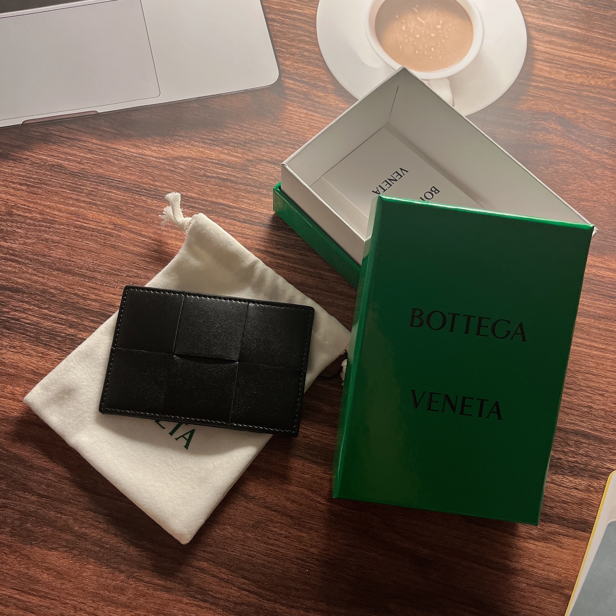 Bottega Veneta Credit Card Case Calfskin Black 착용 스타일