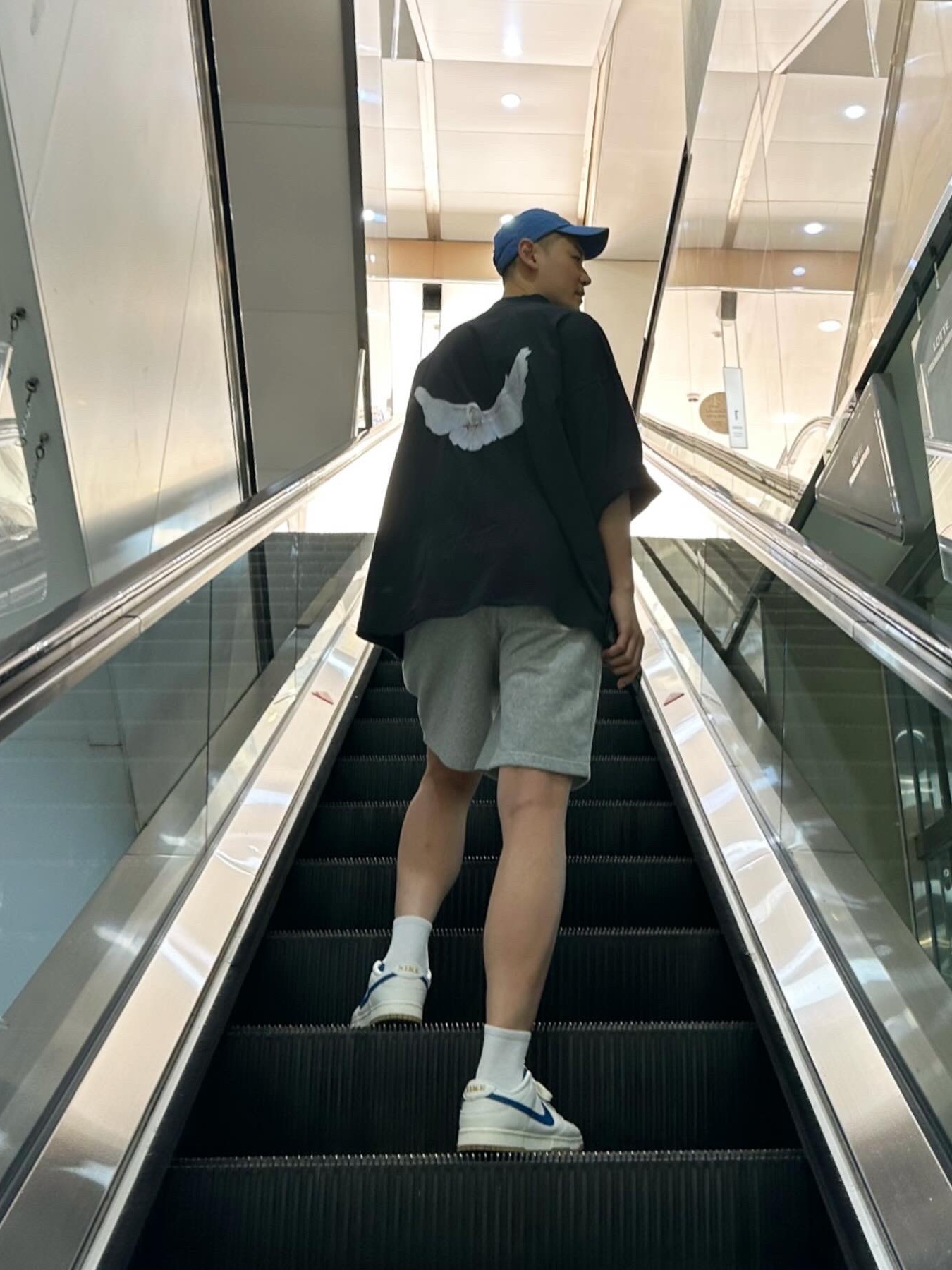 Yeezy Gap Engineered By Balenciaga Dove 3/4 Sleeve T-Shirt Black, Nike Dunk Low SE Sail Dark Marina Blue 착용 스타일 - 2