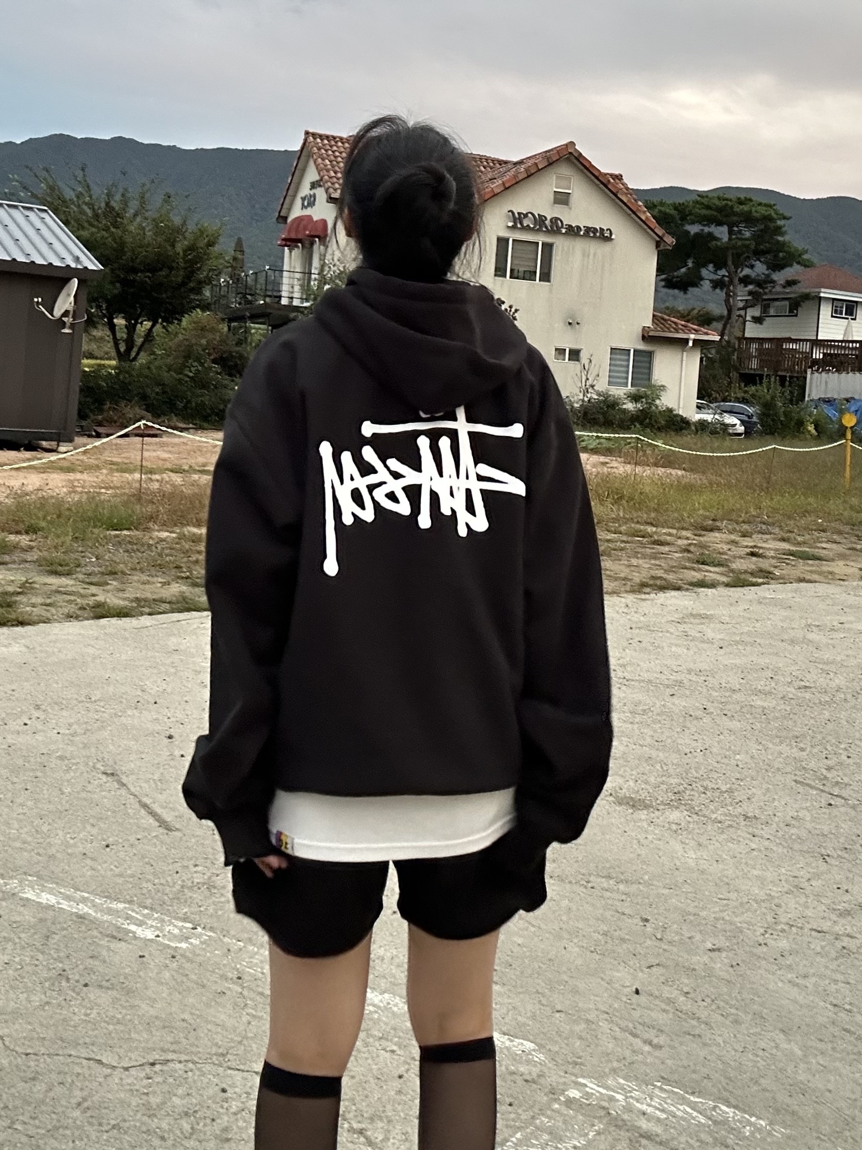 Stussy Basic Stussy Hoodie Black 2023, Prada Re-Nylon and Saffiano Leather Smartphone Case Black 착용 스타일 - 2