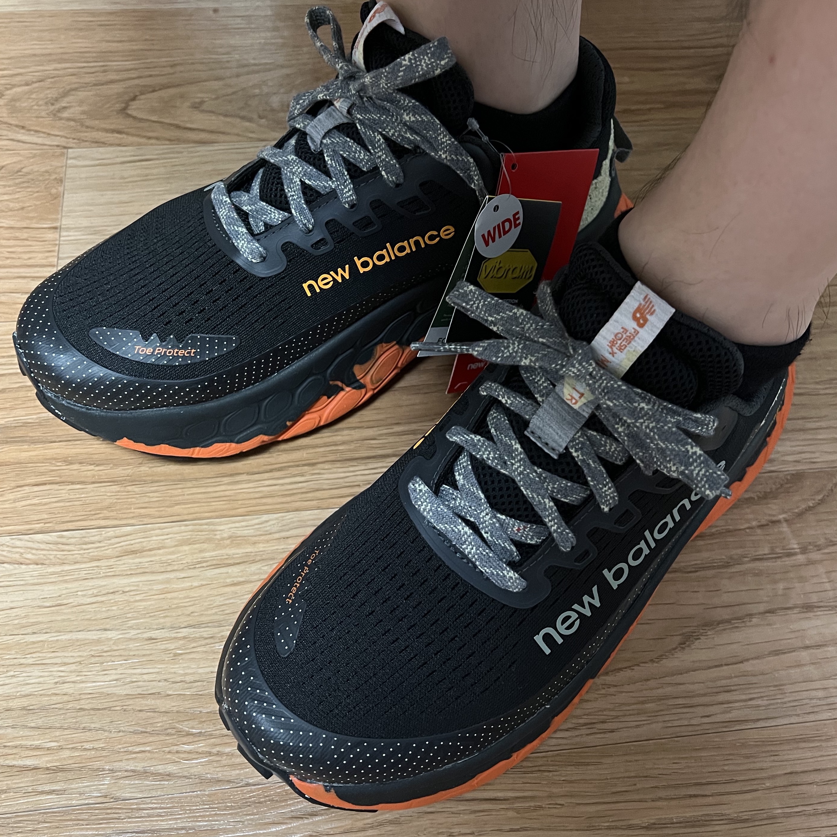 Salomon X Ultra 4 Mid Gore-Tex Black Safari, New Balance Fresh Foam X More Trail v3 Black Cayenne - 2E Wide 착용 스타일 - 2