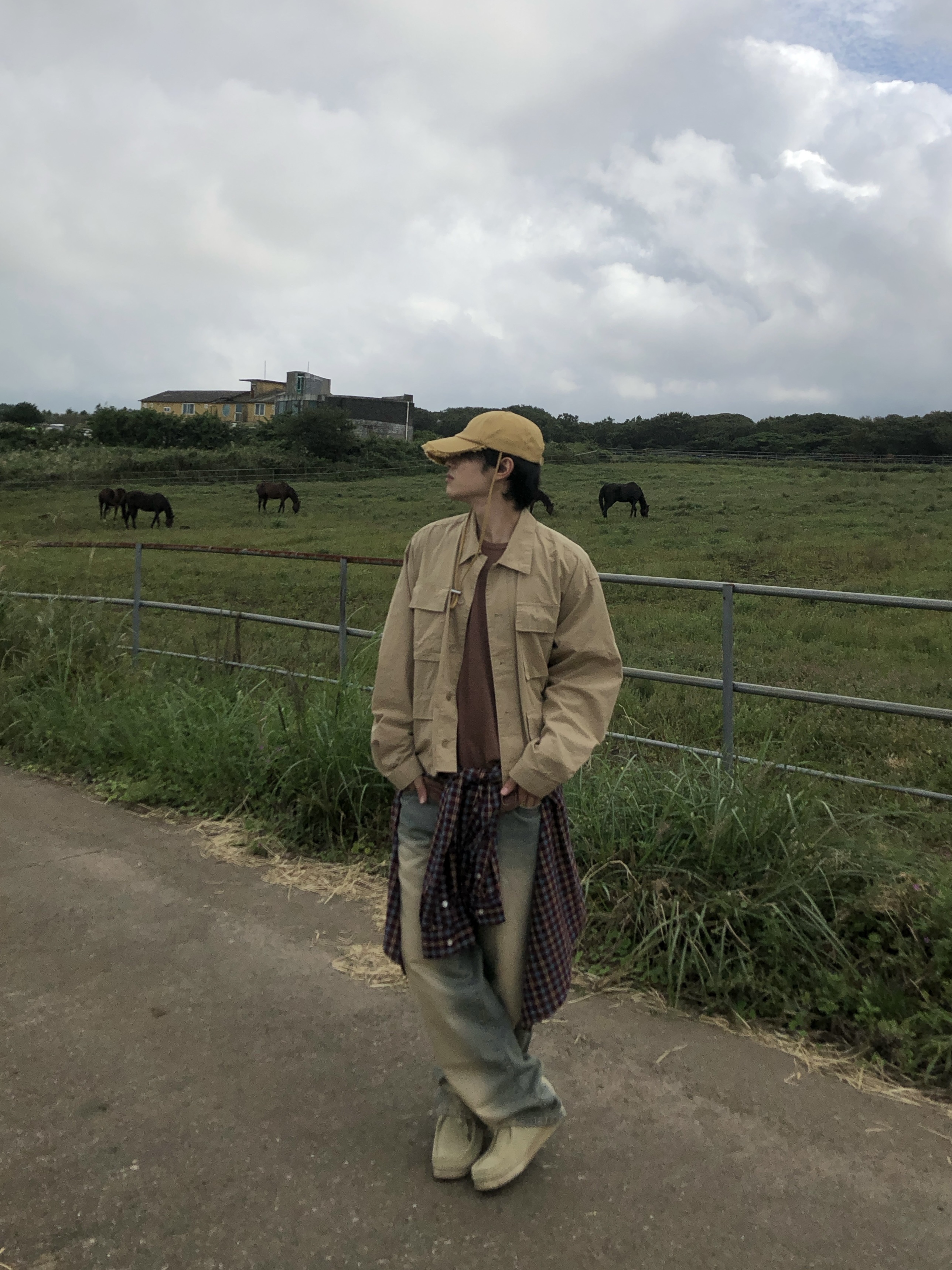 Clarks Wallabee Maple Suede, Jacquemus La Casquette Artichaut Fringe Baseball Cap Beige 착용 스타일 - 2