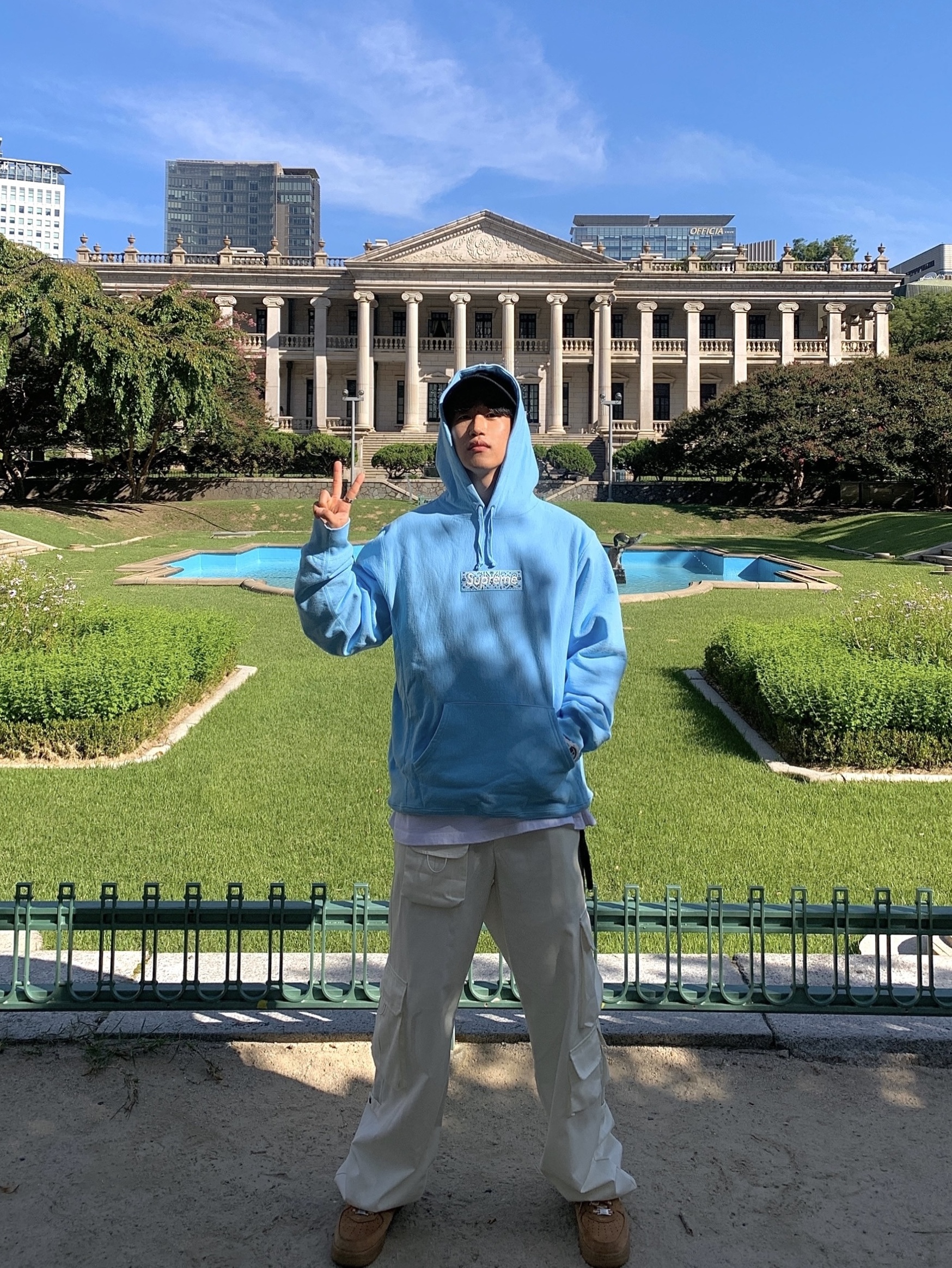 Supreme Bandana Box Logo Hooded Sweatshirt Light Blue - 19FW, Supreme Pigment Print S Logo 6-Panel Black - 23FW 착용 스타일 - 1