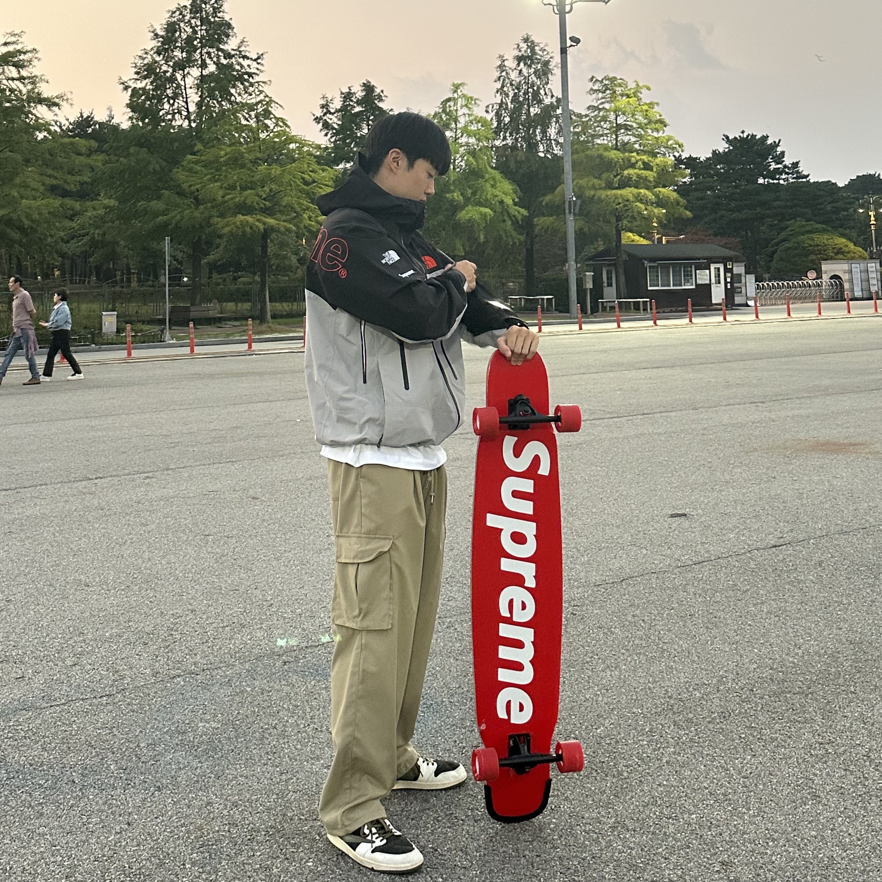 Supreme x The North Face Taped Seam Shell Jacket Grey - 22FW, (W) Jordan 1 x Travis Scott Retro Low OG SP Medium Olive 착용 스타일