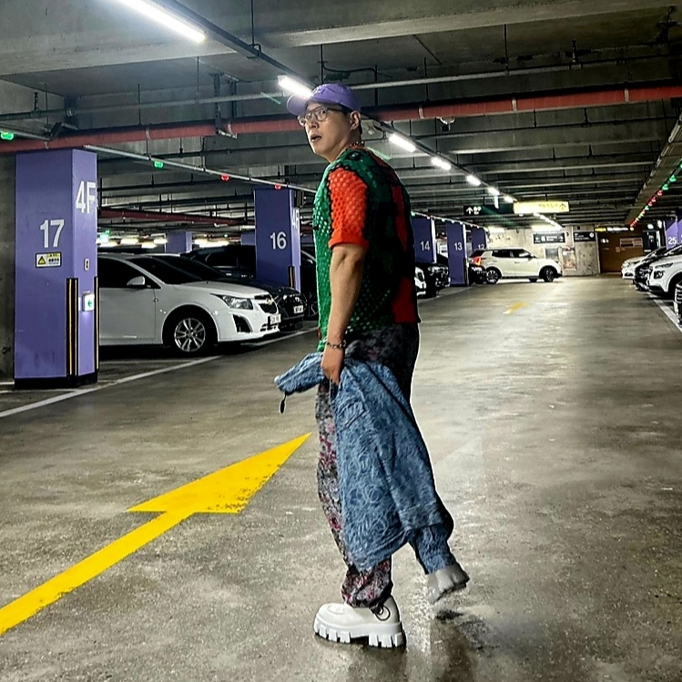 Supreme Leather Camp Cap Lavender - 21SS, Supreme Script Jacquard Denim Trucker Jacket Washed Blue - 22FW 착용 스타일 - 2