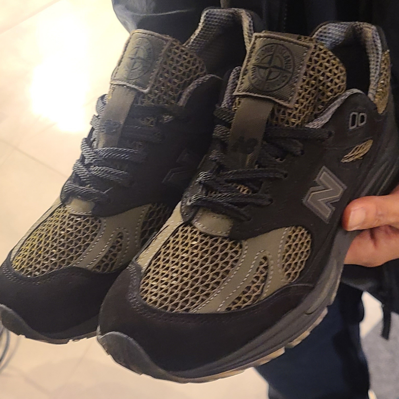 New Balance x Stone Island 991v2 Made in UK Black Olive Night 착용 스타일 - 2
