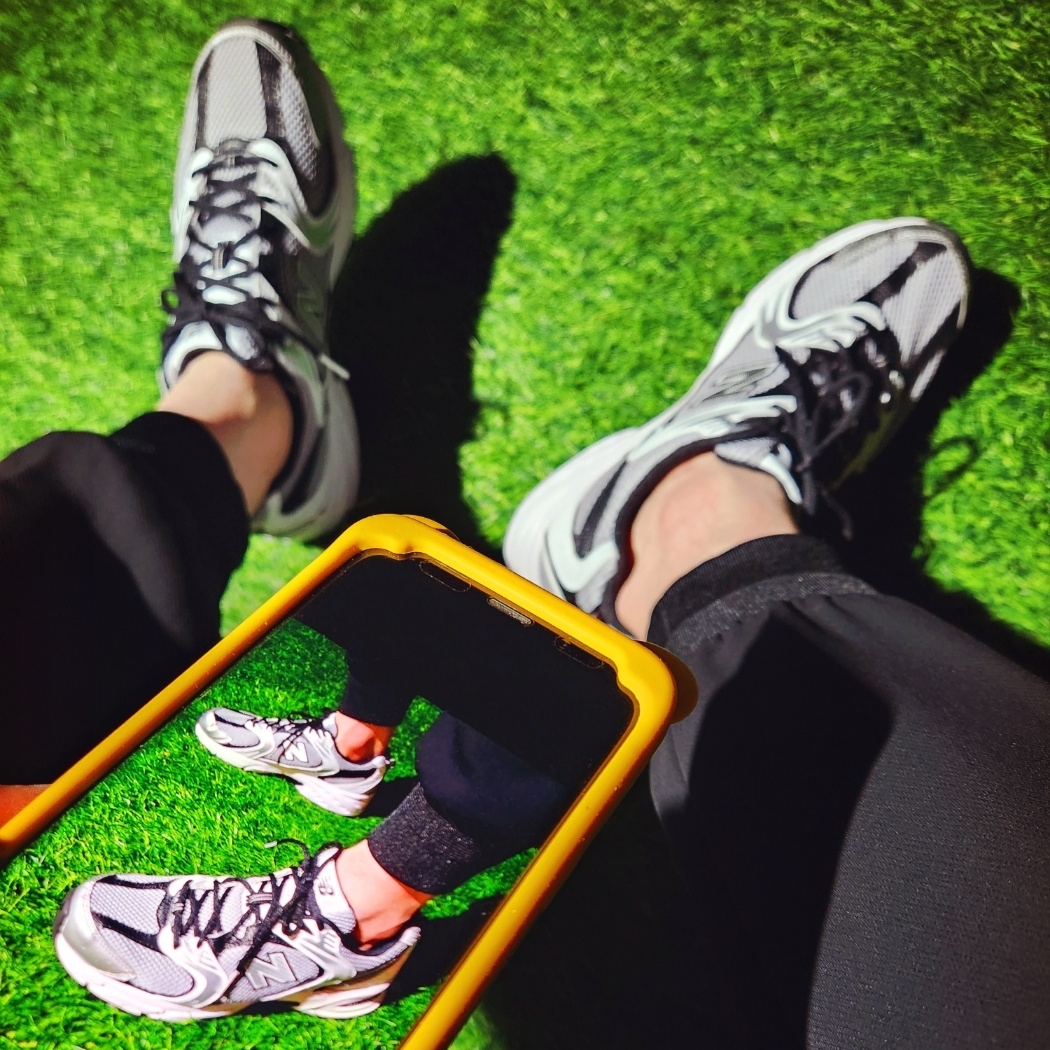 New Balance 530 Silver Black 착용 스타일 - 5