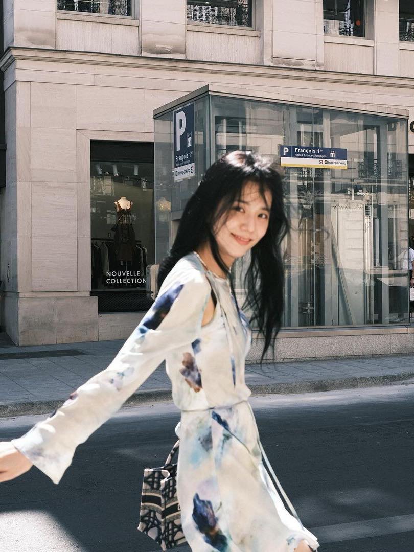 (W) Acne Studios Printed Wrap Dress Blue, (W) Dior Walk'N'Dior Platform Sneakers Deep Blue Dior Oblique 착용 스타일 - 2