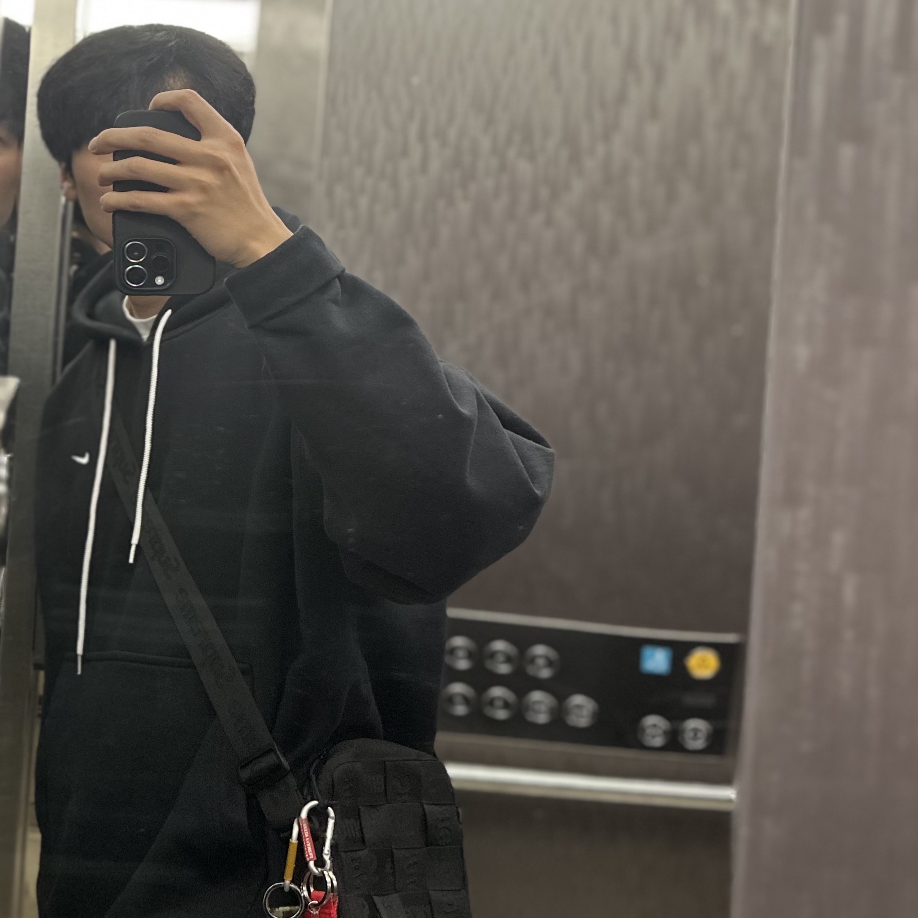 Supreme Woven Shoulder Bag Black - 23SS 착용 스타일