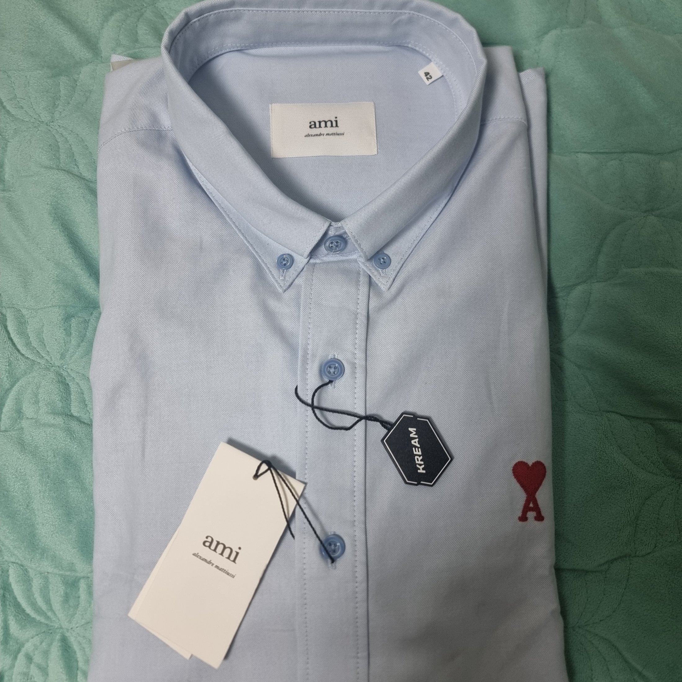 AMI de Coeur Oxford Button Down Shirt Sky Blue 착용 스타일