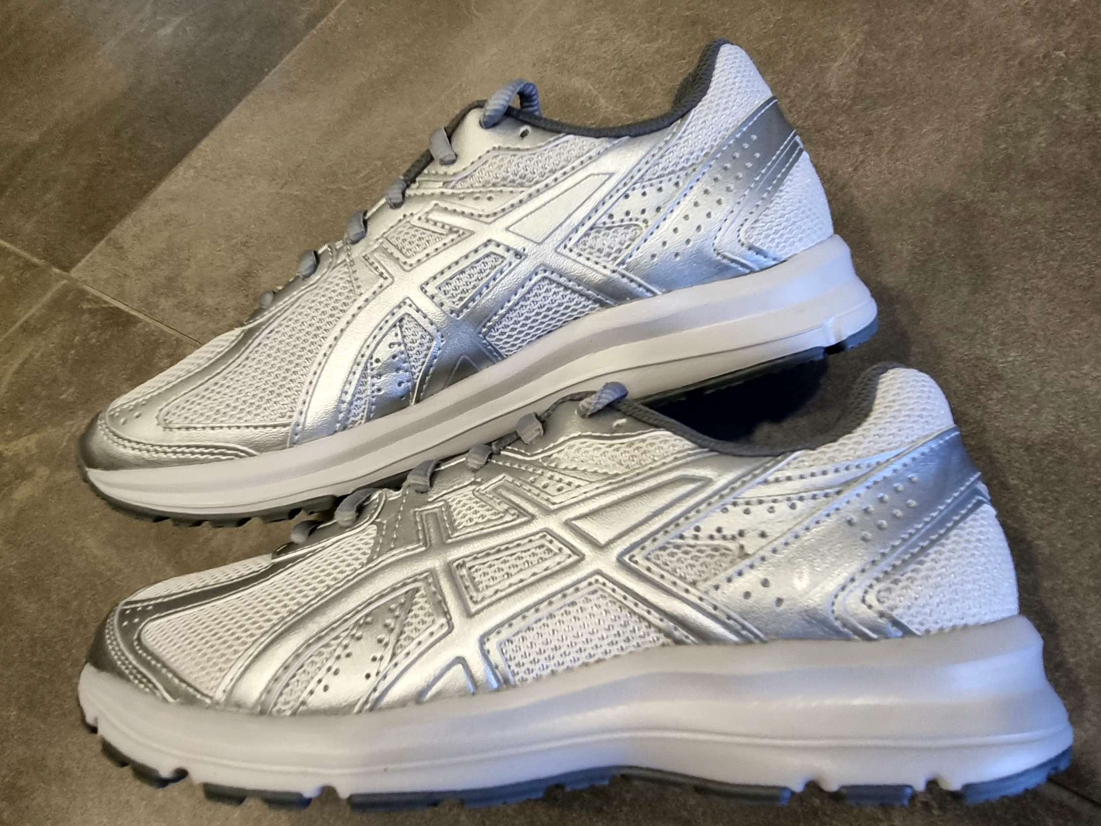 Asics Jog 100 S SMU Glacier Grey Pure Silver - 2E Wide 착용 스타일 - 3