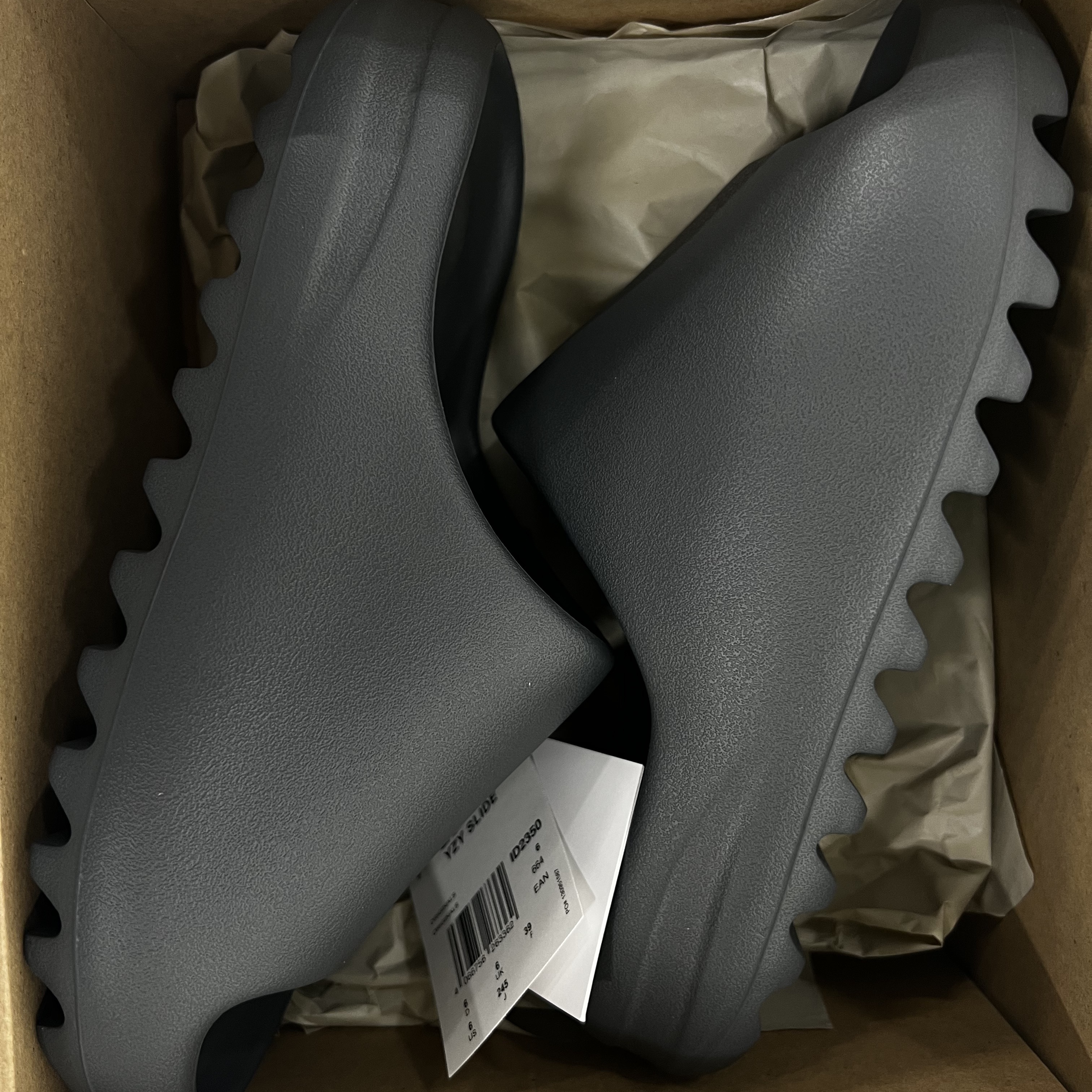 Adidas Yeezy Slide Onyx 착용 스타일