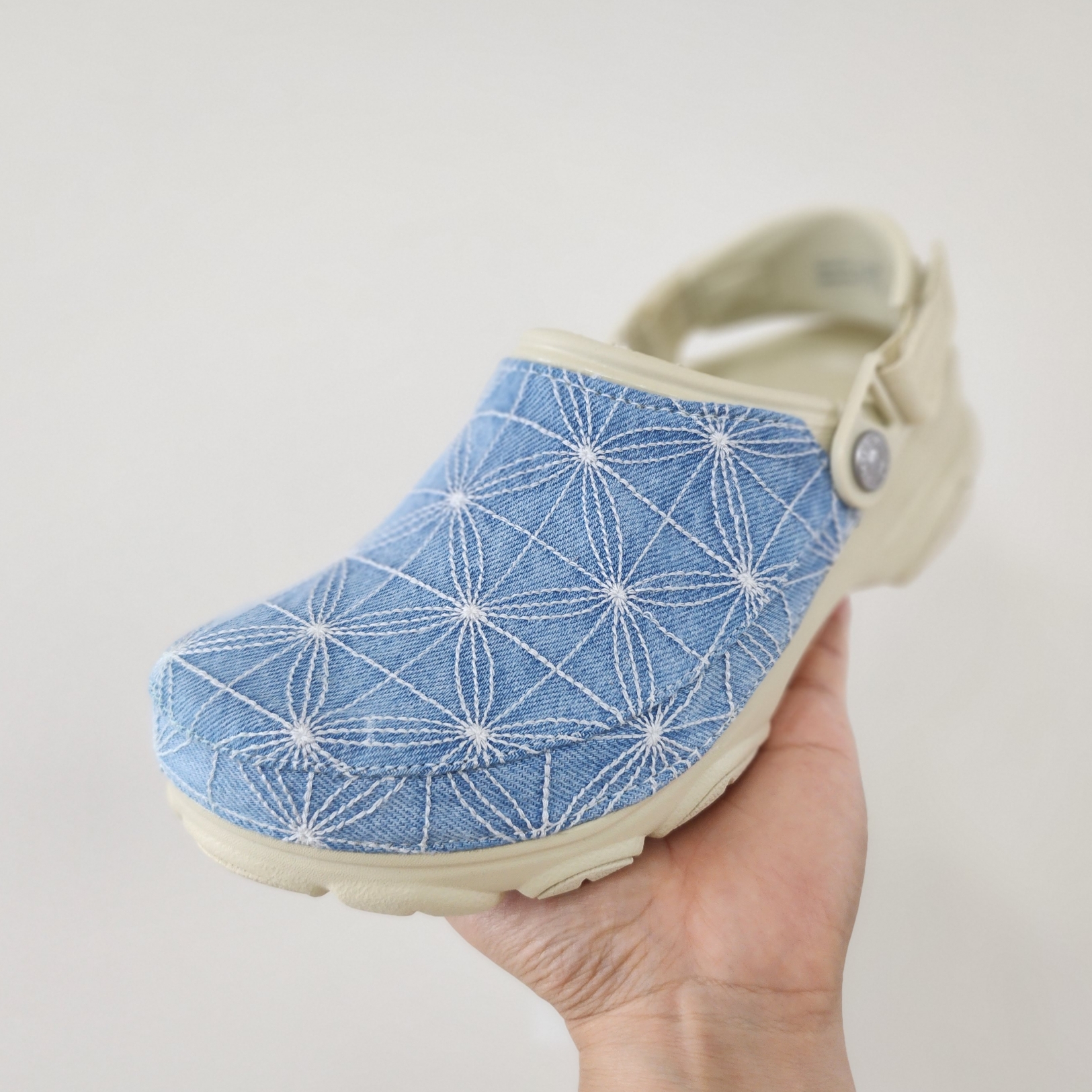 Crocs x Levi's All Terrain Clog Bone Blue 착용 스타일 - 1