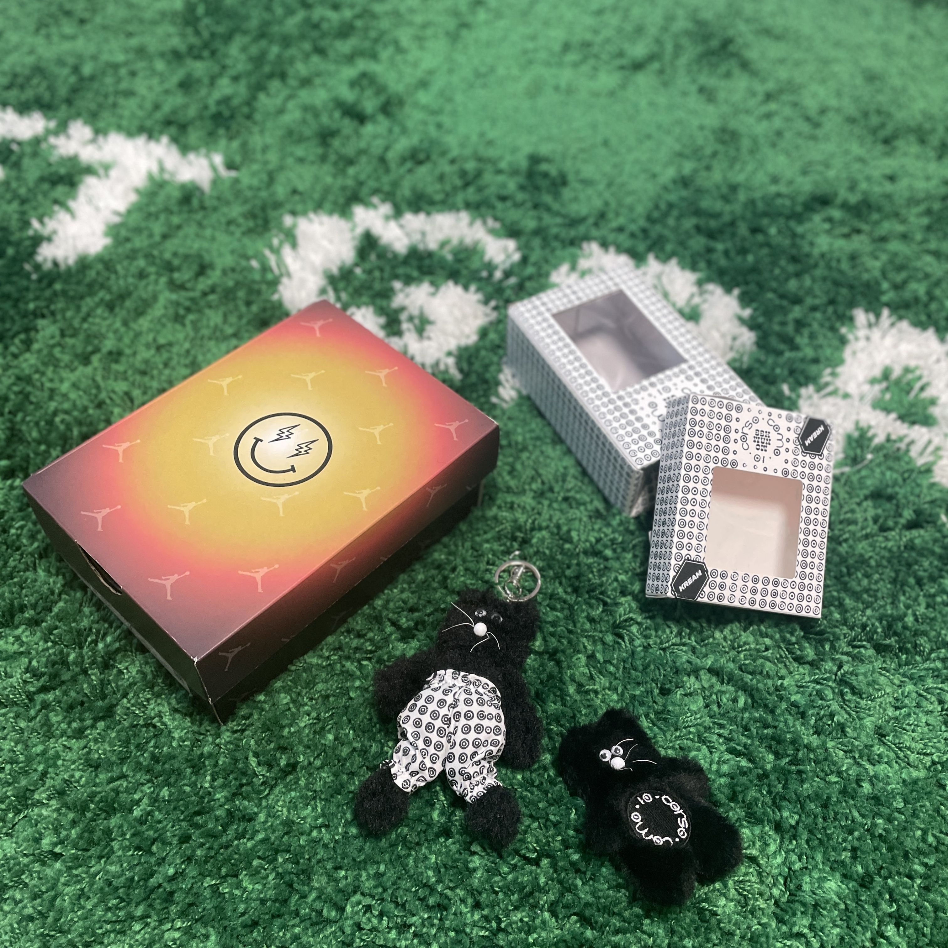 Monamhee x 10 Corso Como Bianco Phone Strap Black, Monamhee x 10 Corso Como Bianco Keyring Black 착용 스타일
