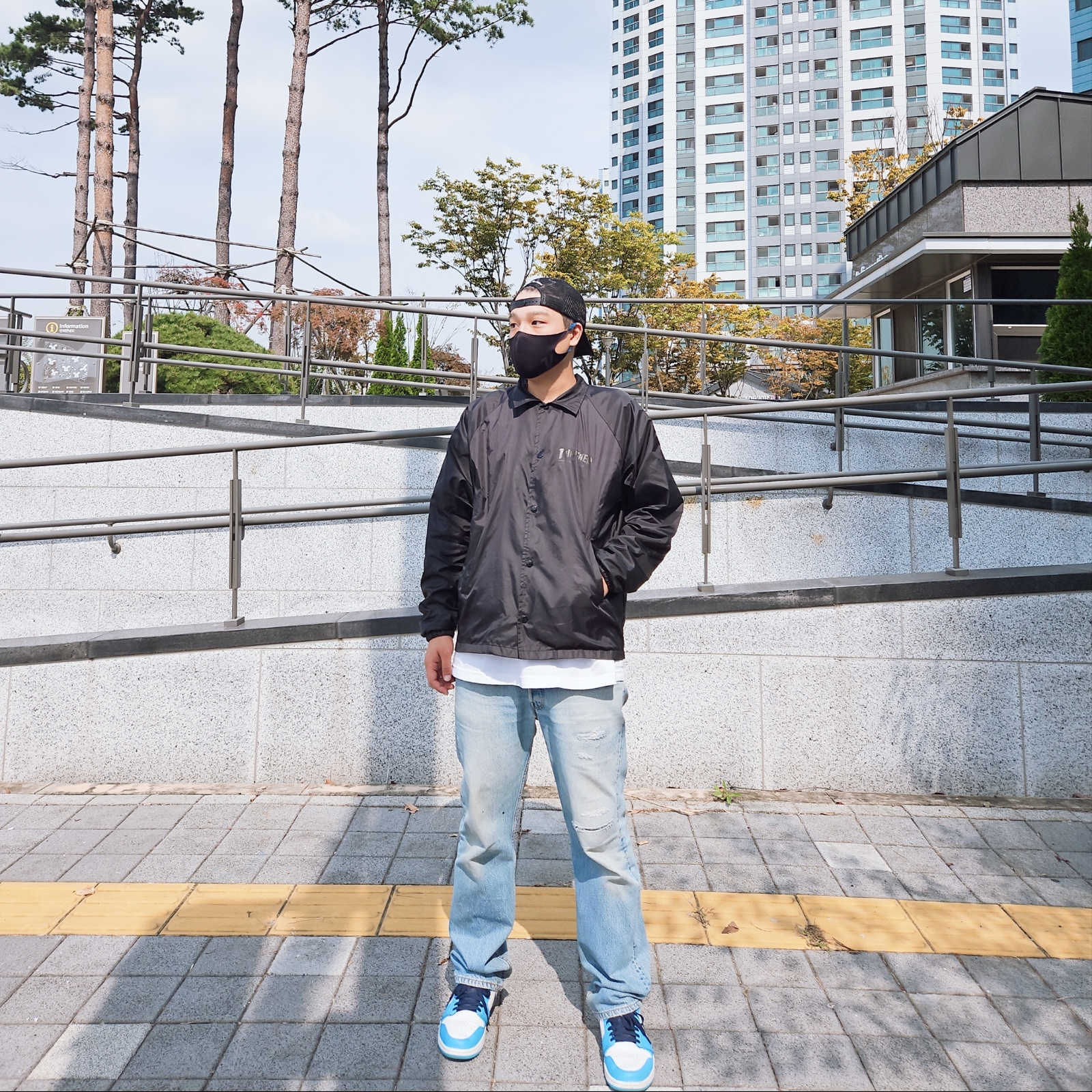 Jordan 1 Low Dark Powder Blue, Deus Ex Machina Samcheong Address Trucker Cap Black 착용 스타일 - 1